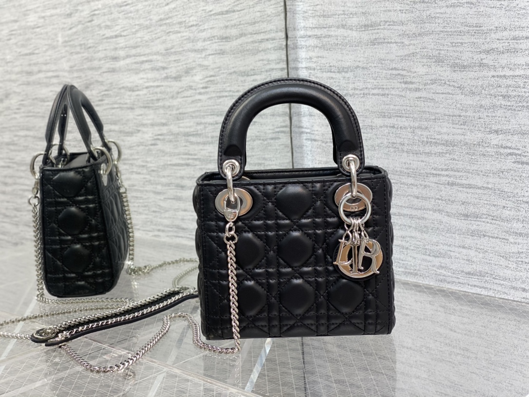 NO:939116,The three-compartment black Classic Lady bag is a must-have three-compartment bag for everyone. It is charming, elegant and full of aura. It is also full of femininity when carried cross-body and has a classic fashion style. It is a beautiful bag that everyone has on Instagram and many fashion icons. Don’t miss it. Size 17cm, Dior Dior original leather, dior, dior, Hermes,19860909三格黑色现货 Classic Lady戴妃包,人手一个必备的三格小包.迷人优雅又气场十足,斜挎手拎也是女人味十足,经典时尚风格.ins和众多时尚icon都人手一个的美包,别错过哦 size17cm,Dior迪奥戴妃原厂皮,dior,dior,Hermes,,Bag