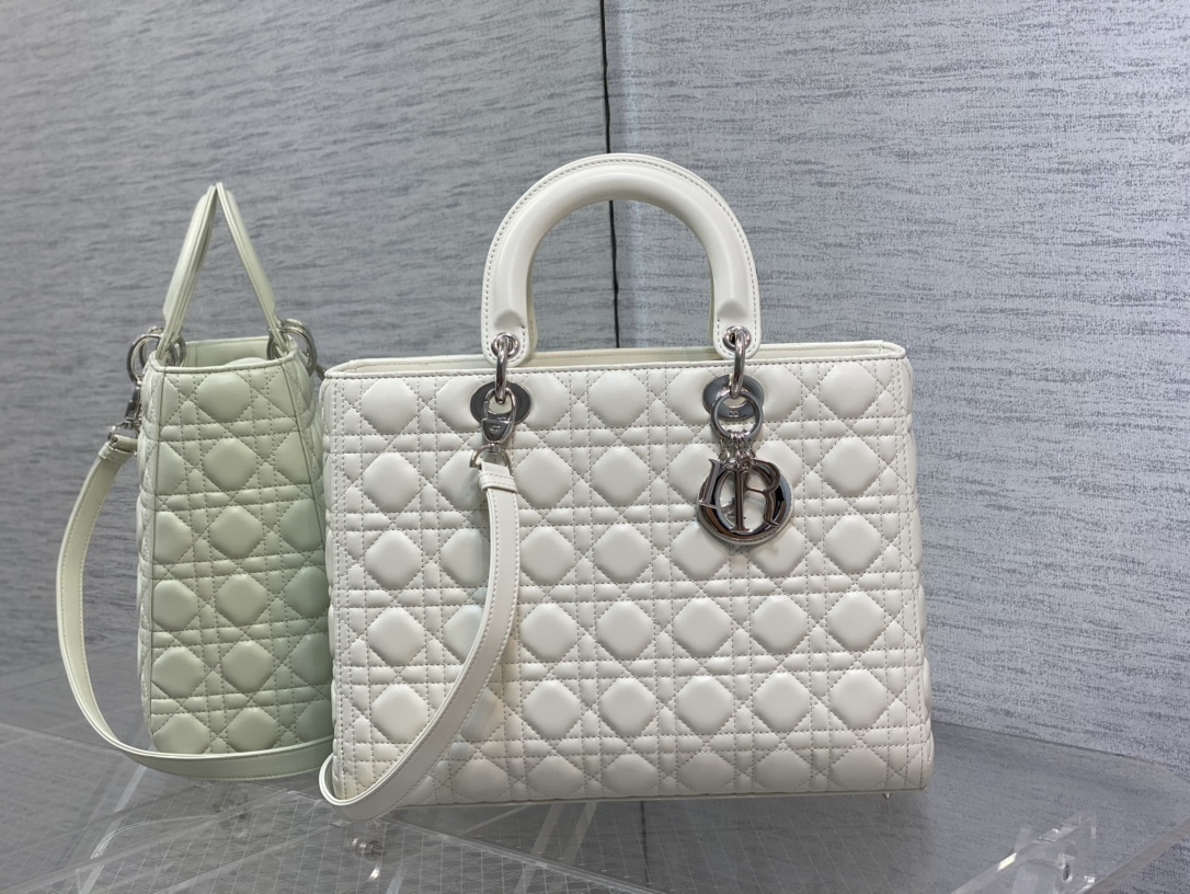 NO:939124,Seven-compartment white ready-made Lady's latest clamshell sheepskin seven-compartment, a classic upgrade, the previous scratchy zipper design has been changed, it is so considerate, after being hurt by various zipper bags, I really like the new five-compartment clamshell design, the capacity is perfect, it looks good when carried cross-body, the retro rhombus and the enduring bag shape, it is a classic bag that every girl deserves to have  size:32cm, Dior original leather, dior, dior, sheepskin, Hermes,19860909七格白色现货 Lady最新翻盖羊皮七格,经典升级,改掉之前刮手的拉链设计,实在是太贴心了,被各种拉链包伤害后,真的非常喜欢新款五格的翻盖设计,容量满分,手拎斜跨都好看,复古的菱格和经久不衰的包形,是每个女孩子都值得拥有的经典包 size:32cm,Dior迪奥戴妃原厂皮,dior,dior,sheepskin,Hermes,,Bag