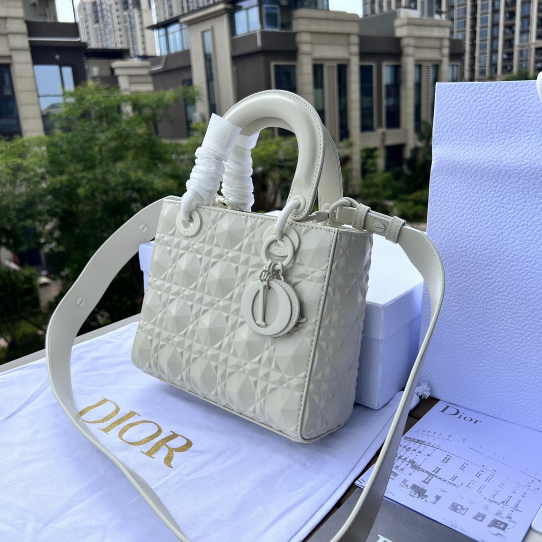Versión superior mejorada Tamaño: 20 × 17 × 8 cm Los recursos del canal extranjero de Dior están especialmente disponib…