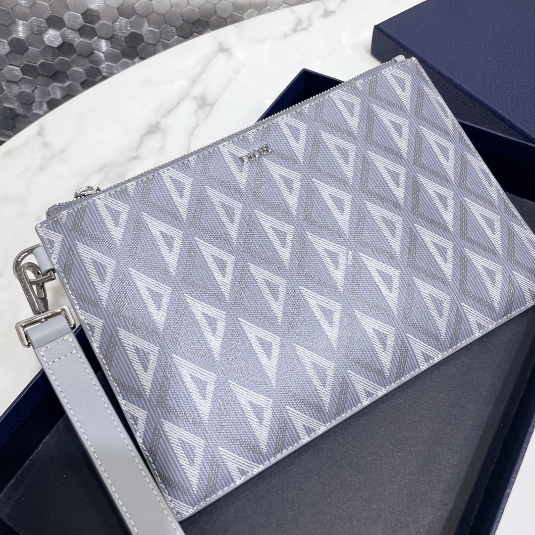 [Burberry Wallets]This A5 clutch is an elegant and simple accessory Carefully