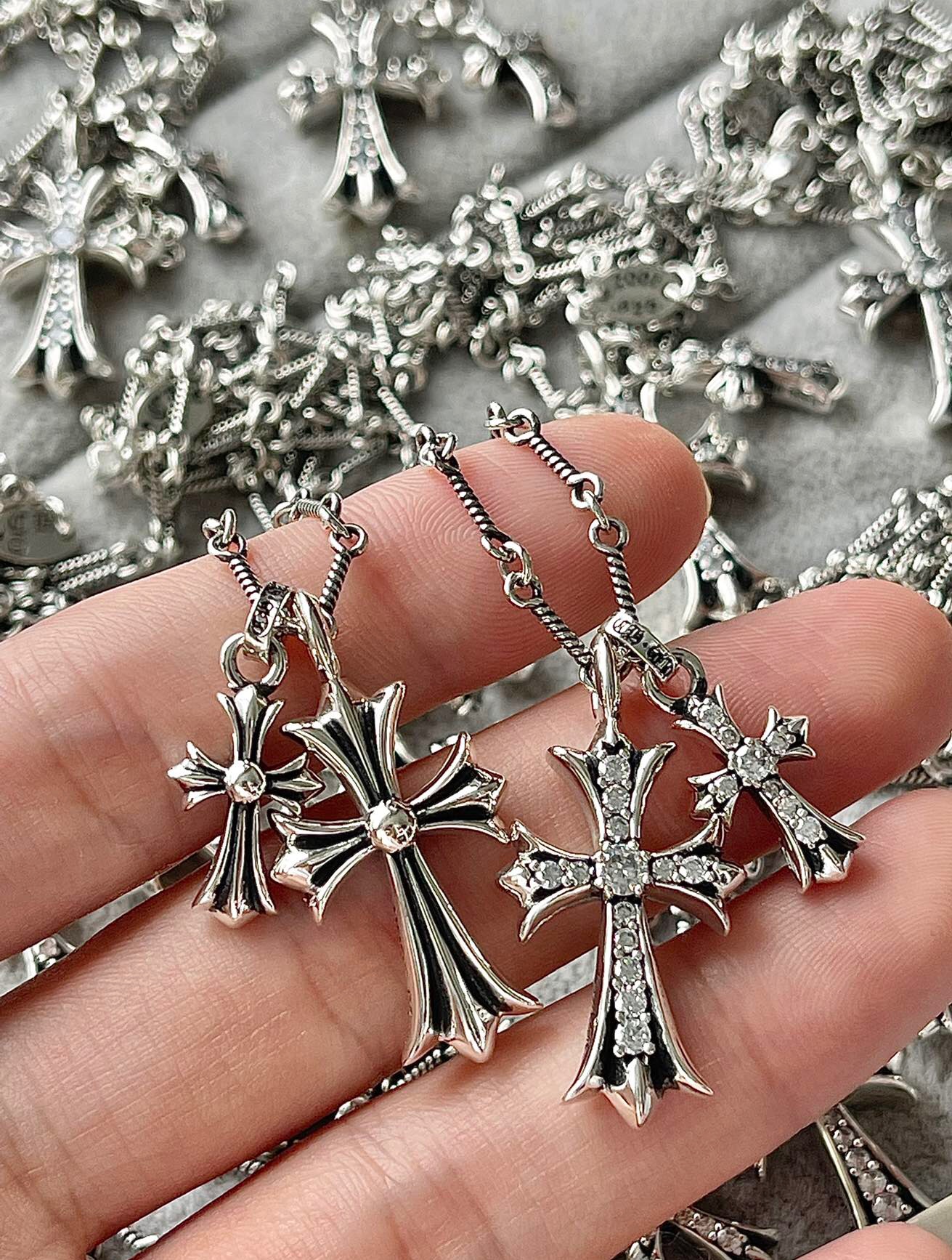 Chrome Hearts 好物推荐：𝘾𝙝𝙧𝙤𝙢𝙚 𝙃𝙚𝙖𝙧𝙩𝙨的双十字架项链真的太帅了 垂坠感拉满、层次感超强