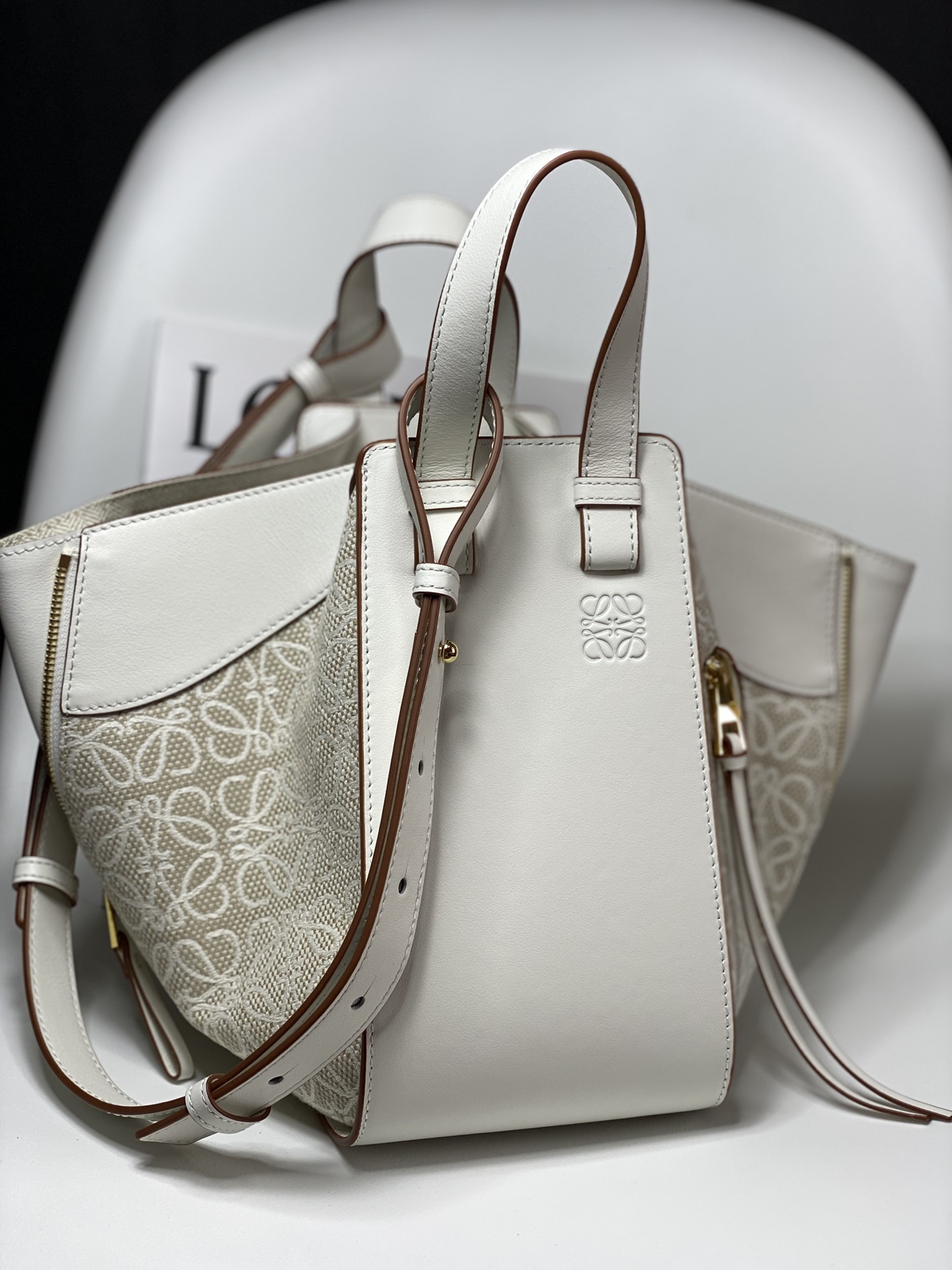 NO:184111,Genuine grade original leather version counter latest Hammock bag anagram white flower/white Hammock bag small trumpet is known for its elegant and streamlined appearance not only fashionable but also very practical. It has at least 6 different ways of carrying trumpets, including shoulders, cross-backs and hand-wrapped small trumpets. Neutral design styles can be carried by both men and women! Custom-grade calfskin (247Asize29*14*26cm, special-grade Luo Yiwei, loewe, cowhide19860909正品级 原厂皮版本 专柜最新Hammock bag anagram 白花／白 吊床包小号以优雅和流线的外观著称不仅时髦还非常具有实用精神 有肩背、斜背以及手挽等至少6种不同背法小号 中性的设计风格男女生都可背！定制级小牛皮（247Asize29*14*26cm,特级罗意威,loewe,cowhide,Bag