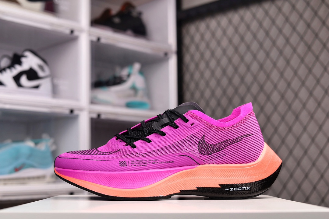 H0 Nike ZoomX Vaporfly Next% 2马拉松跑步鞋 鞋面使用了全新 Vaporweave 科技，这种类似蝉翼的材质相比 Flyknit 更加轻薄透气，非对称的鞋带系统和泡棉护垫的加入令舒适度更高，采用醒目的色调，鞋头辅以超大的 Swoosh 点缀，再配流线型外观设计