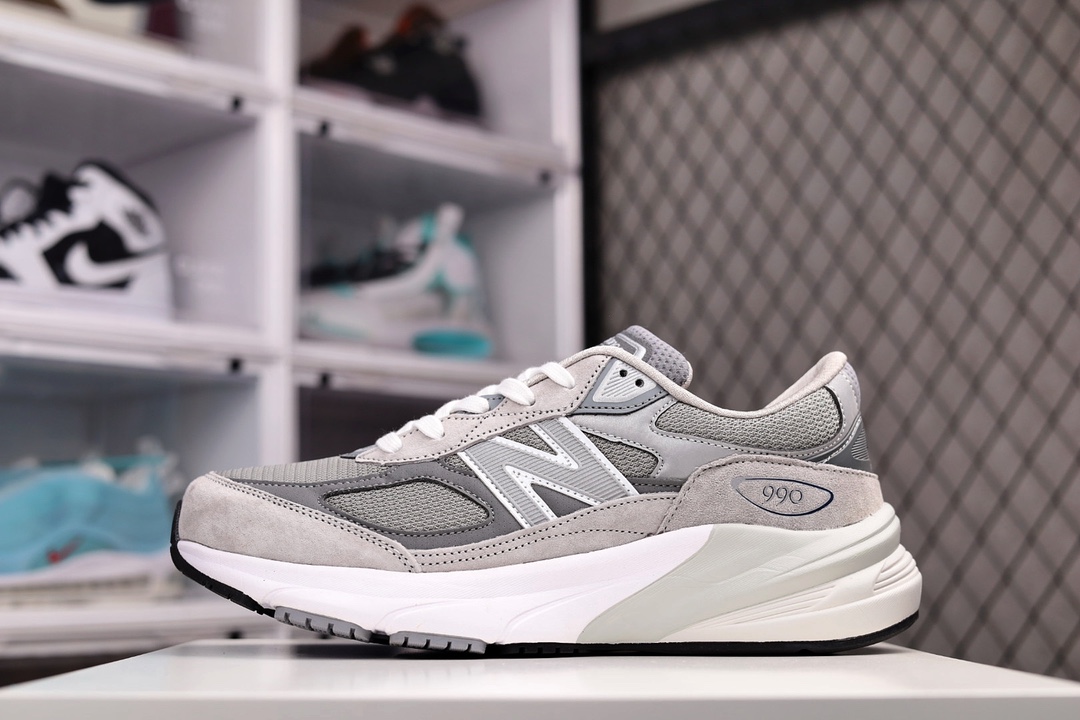 G5 New Balance M990GL6 新百伦NB990V6 灰色 第六代总统复古慢跑鞋 正确3M反光细节 原楦原纸版开发 正确6层组合底模精密开发 搭载全新碳素中底 后跟透明TPU水晶装饰条稳固 沿用了引以为傲的跑鞋手工技艺 采用猪皮绒面并包裹局部透气网面的鞋身设计 菱网鞋舌上刻有New Balance USA 鞋面依旧身着经典的大热之灰 彰显了其高端的品质身份RC