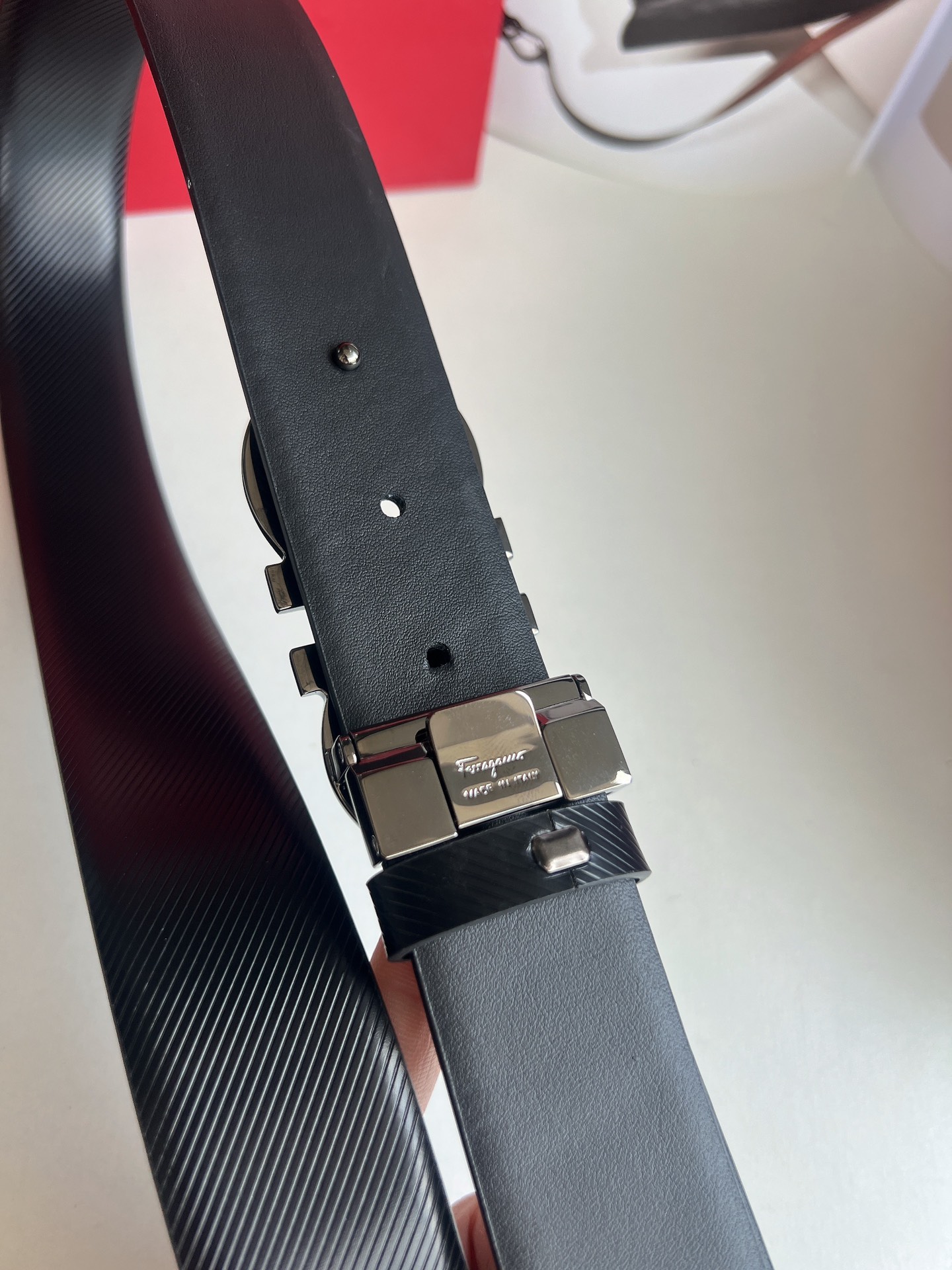Ferragamo菲拉格慕  头层牛皮压纹图案Gancini花纹金属扣男士3.5cm腰带