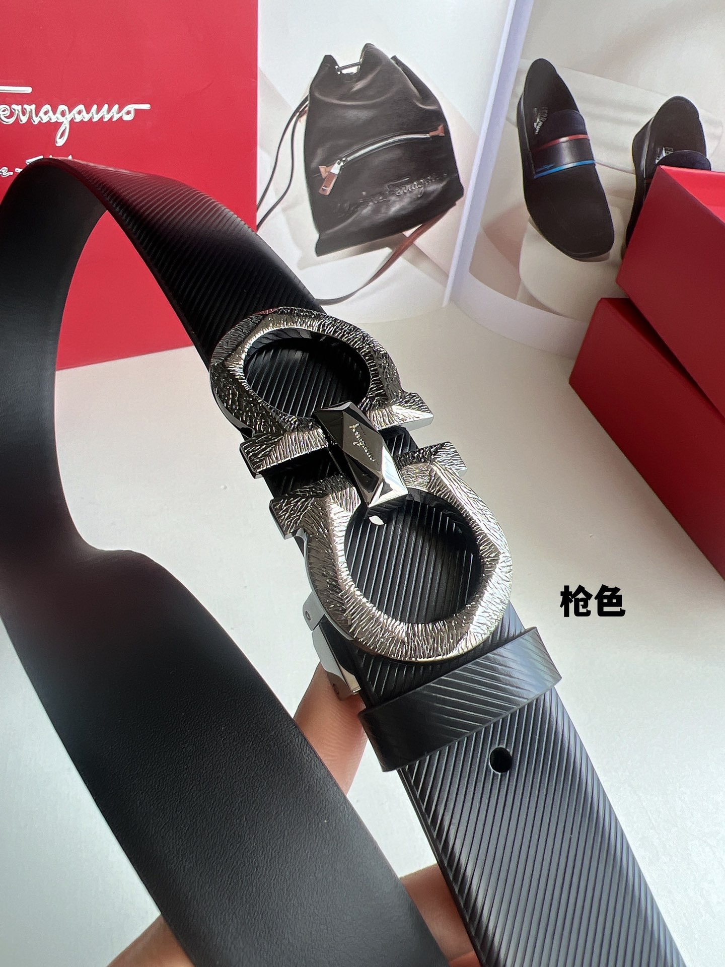 Ferragamo菲拉格慕  头层牛皮压纹图案Gancini花纹金属扣男士3.5cm腰带