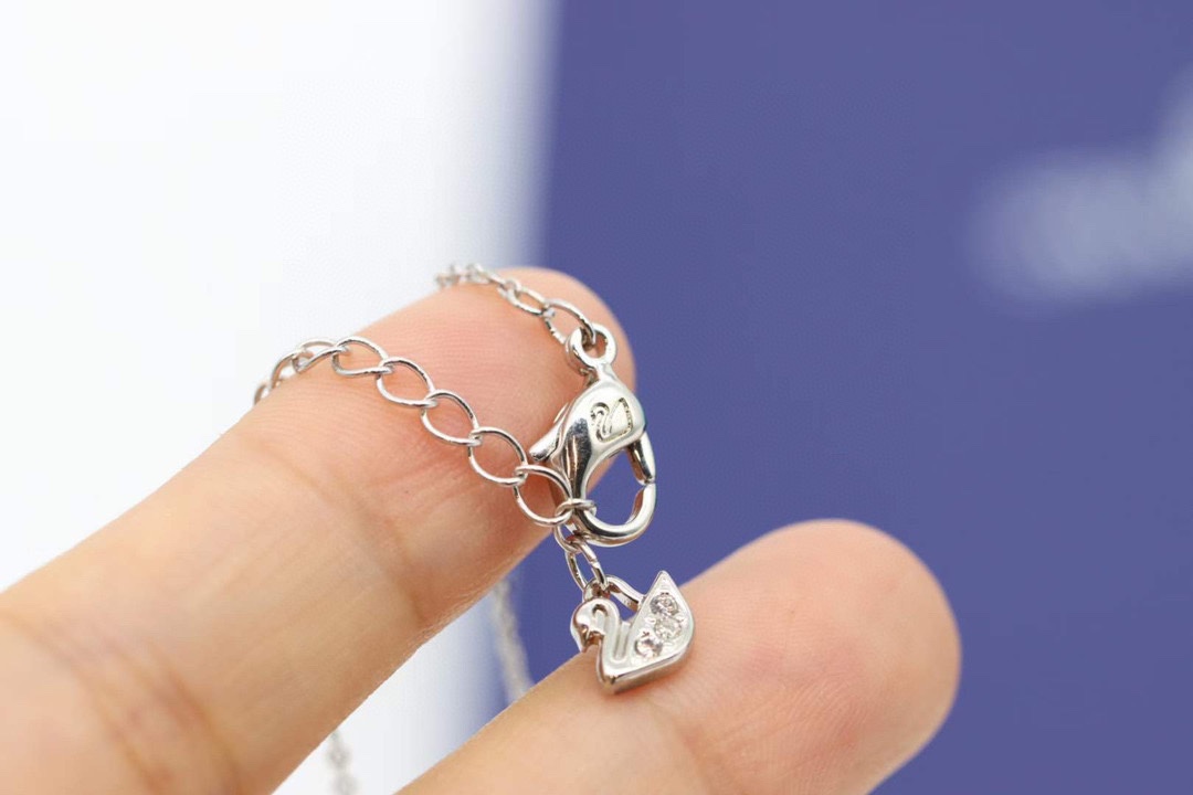 “Elegant Swarovski Black Gradual Swan Necklace with Pointiage Ceramic Mosaicing” - 图片 5