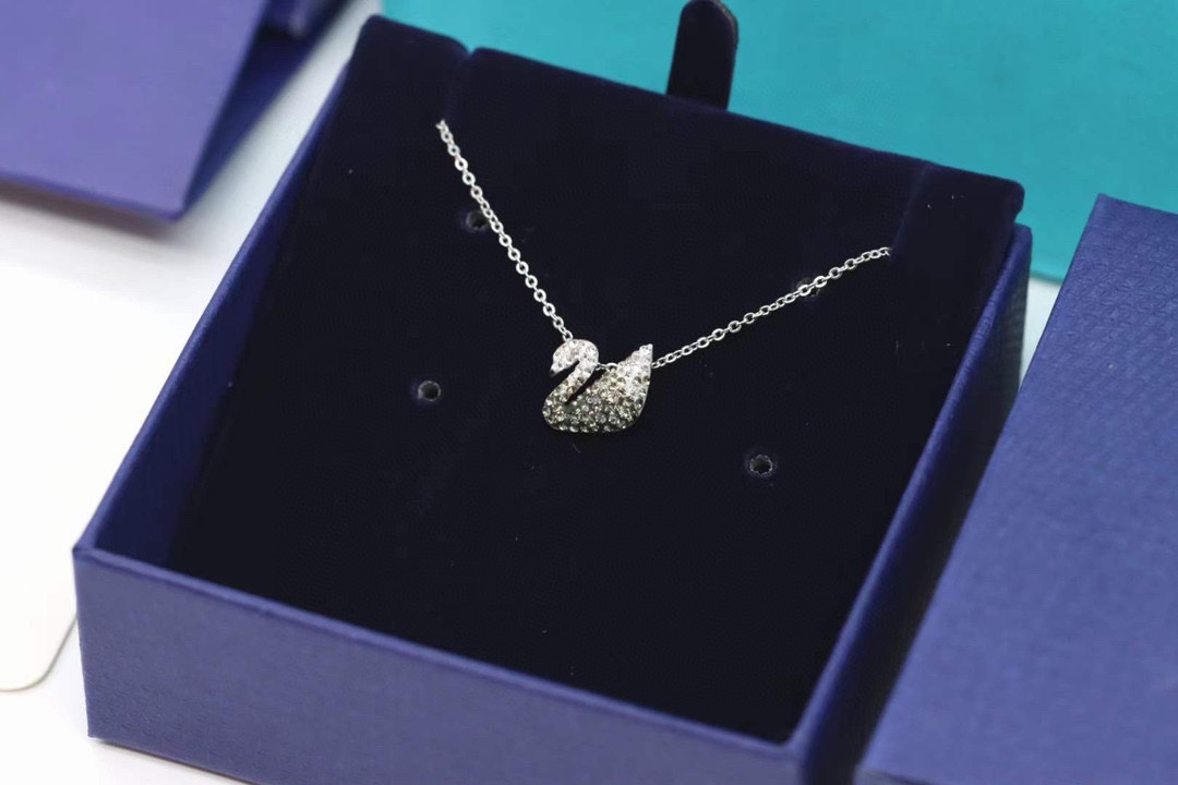 “Elegant Swarovski Black Gradual Swan Necklace with Pointiage Ceramic Mosaicing”