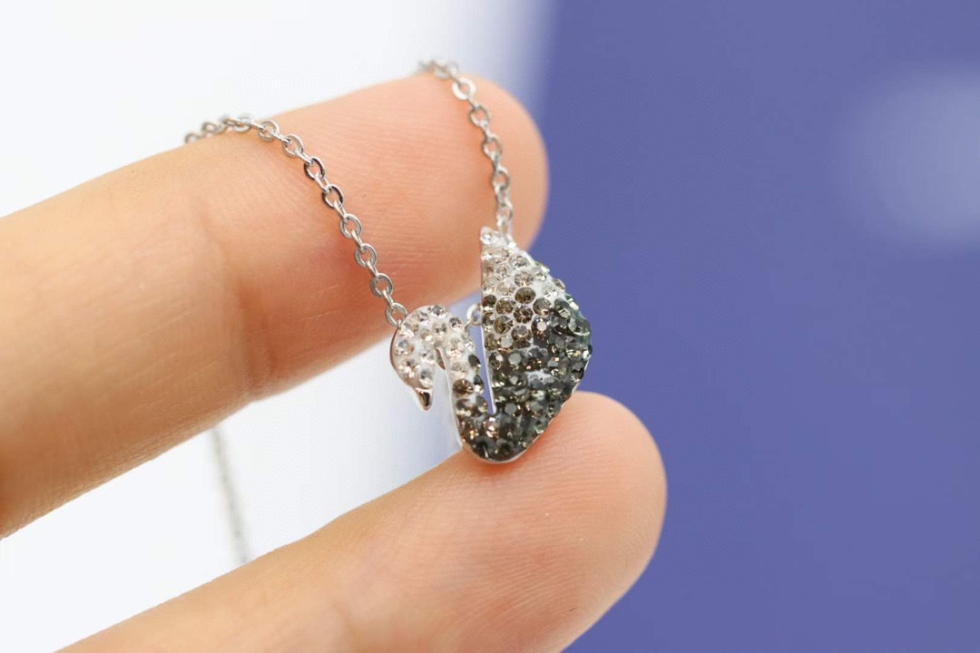 “Elegant Swarovski Black Gradual Swan Necklace with Pointiage Ceramic Mosaicing” - 图片 4