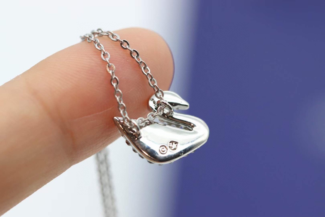 “Elegant Swarovski Black Gradual Swan Necklace with Pointiage Ceramic Mosaicing” - 图片 3