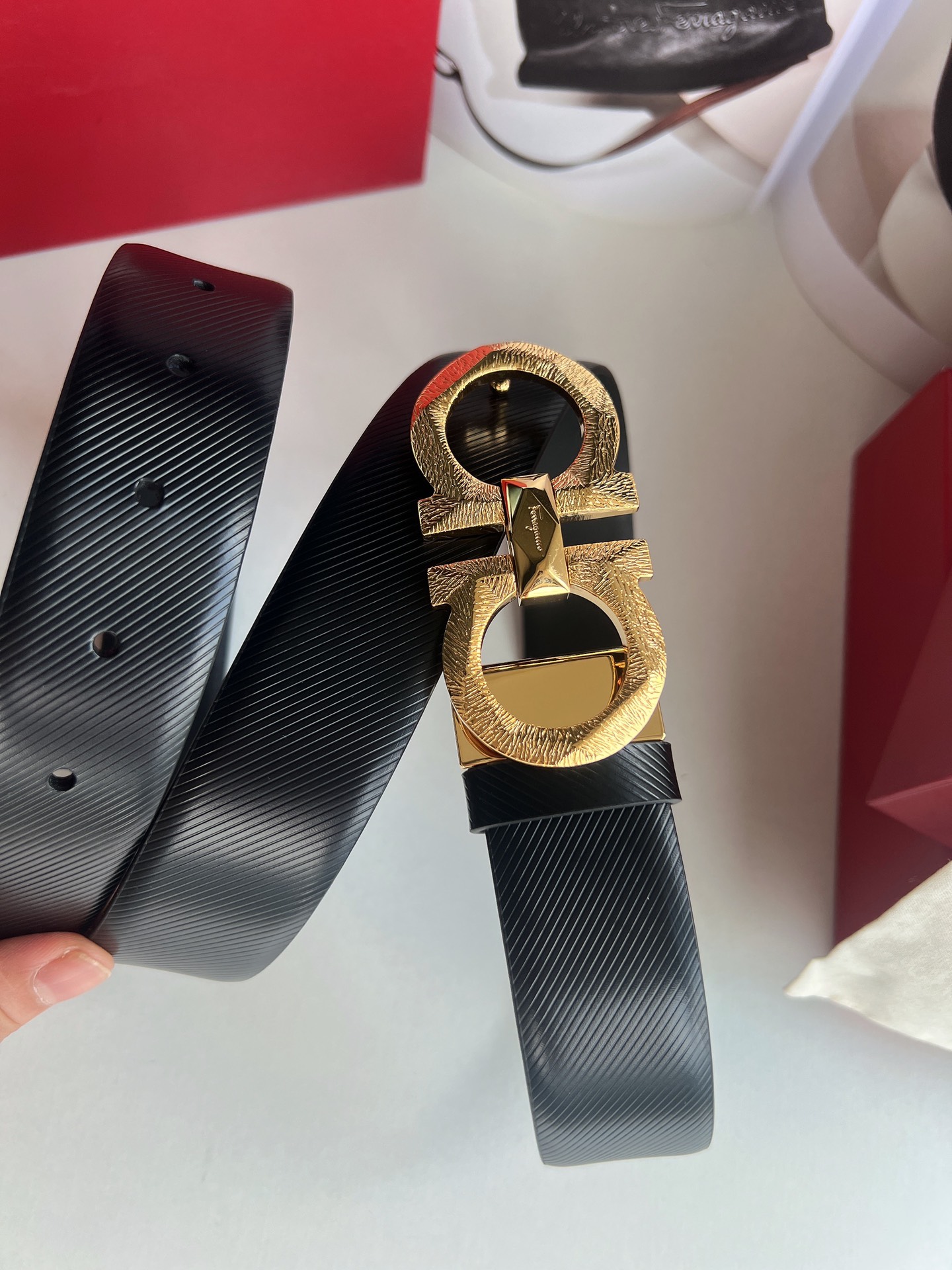Ferragamo菲拉格慕  头层牛皮压纹图案Gancini花纹金属扣男士3.5cm腰带