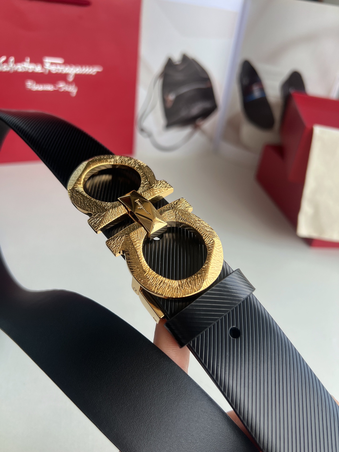 Ferragamo菲拉格慕  头层牛皮压纹图案Gancini花纹金属扣男士3.5cm腰带
