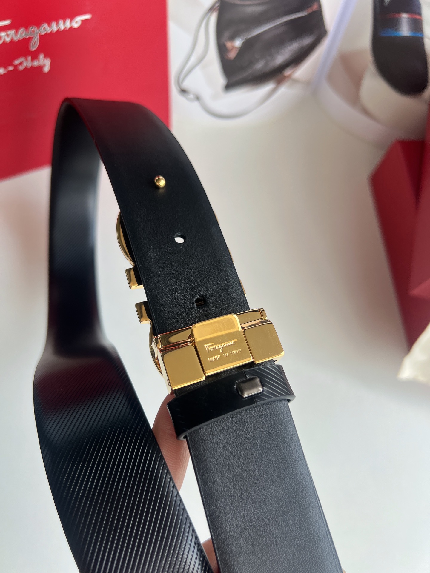 Ferragamo菲拉格慕  头层牛皮压纹图案Gancini花纹金属扣男士3.5cm腰带