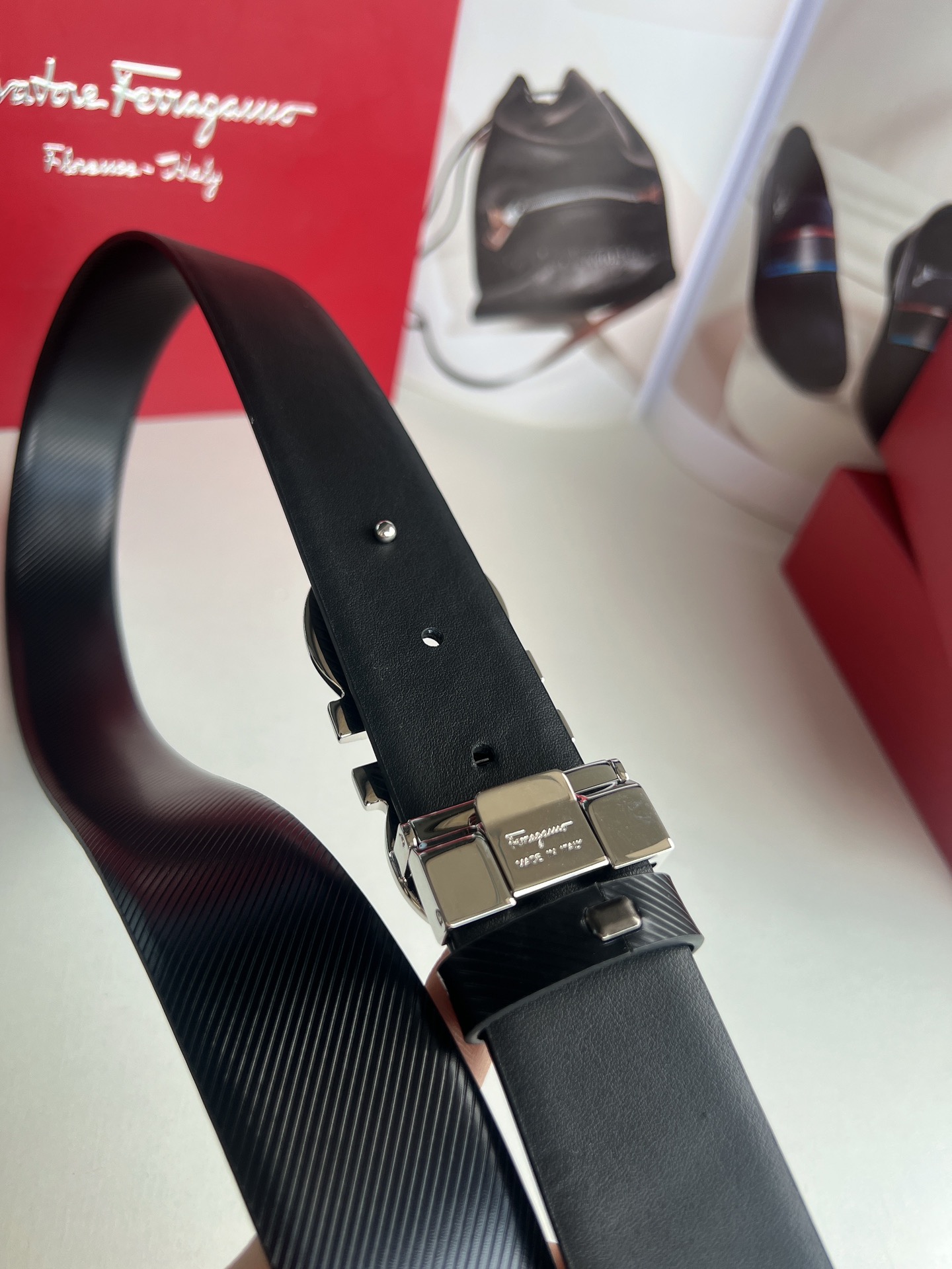 Ferragamo菲拉格慕  头层牛皮压纹图案Gancini花纹金属扣男士3.5cm腰带