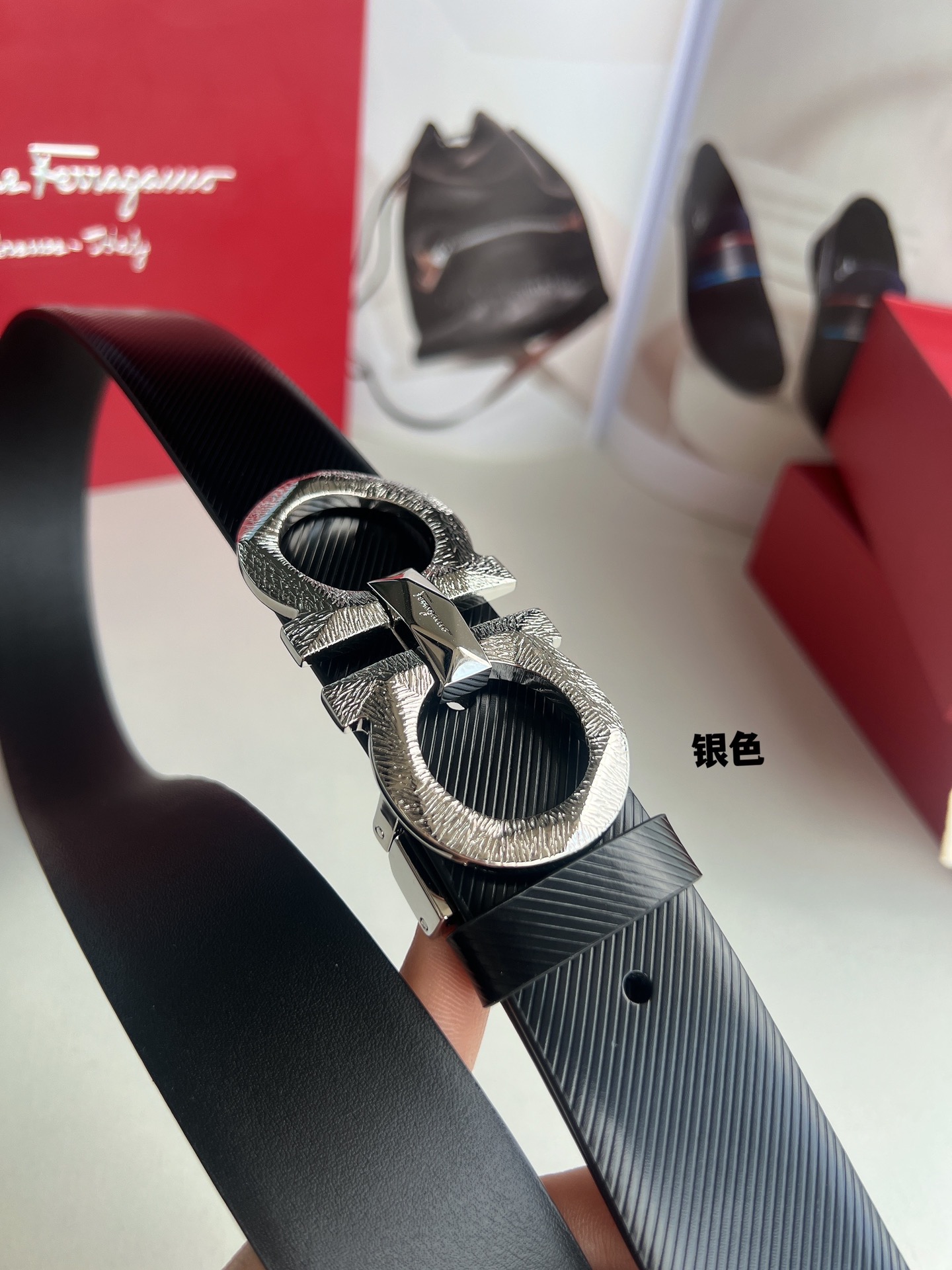 Ferragamo菲拉格慕  头层牛皮压纹图案Gancini花纹金属扣男士3.5cm腰带