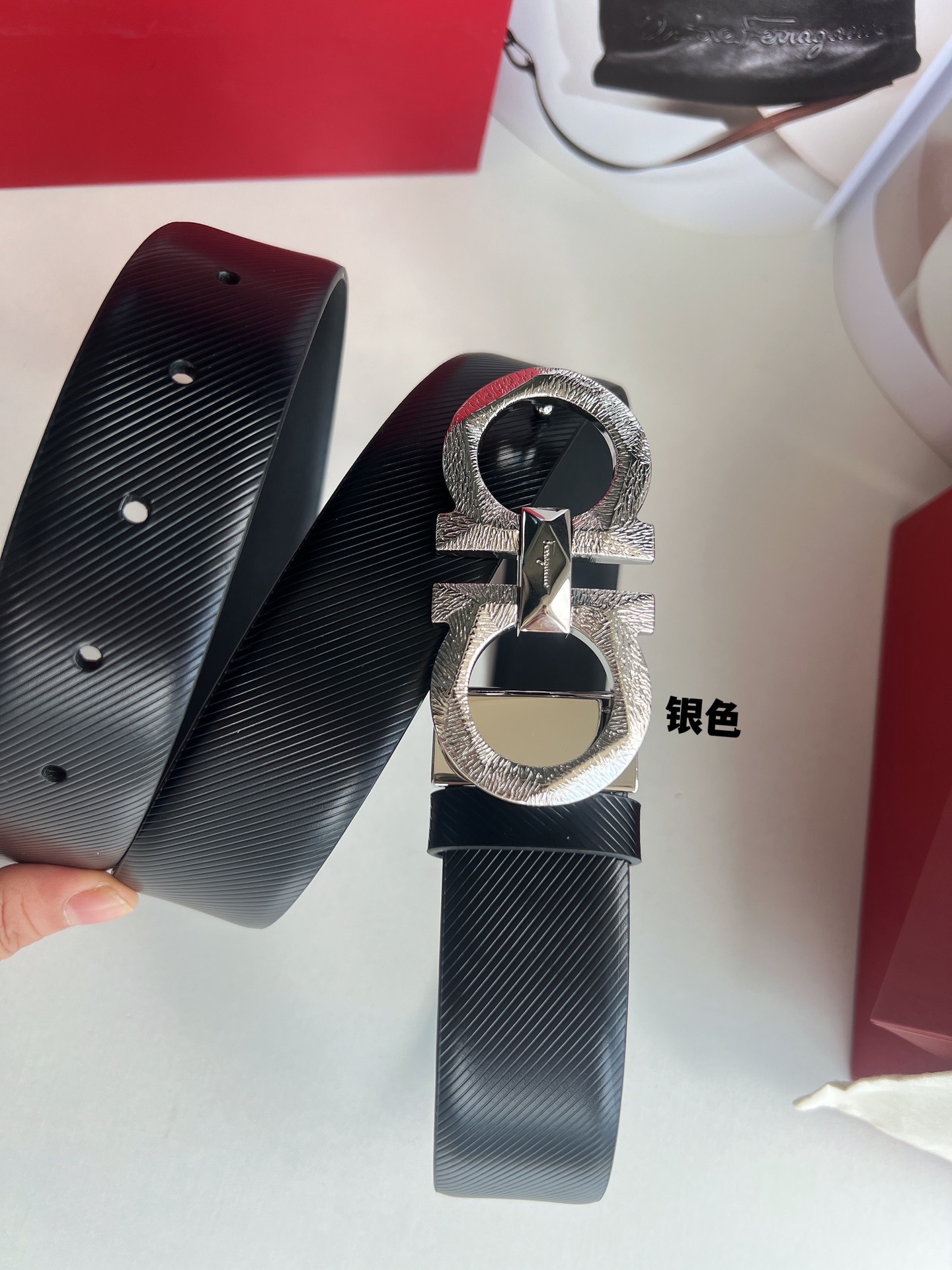Ferragamo菲拉格慕  头层牛皮压纹图案Gancini花纹金属扣男士3.5cm腰带