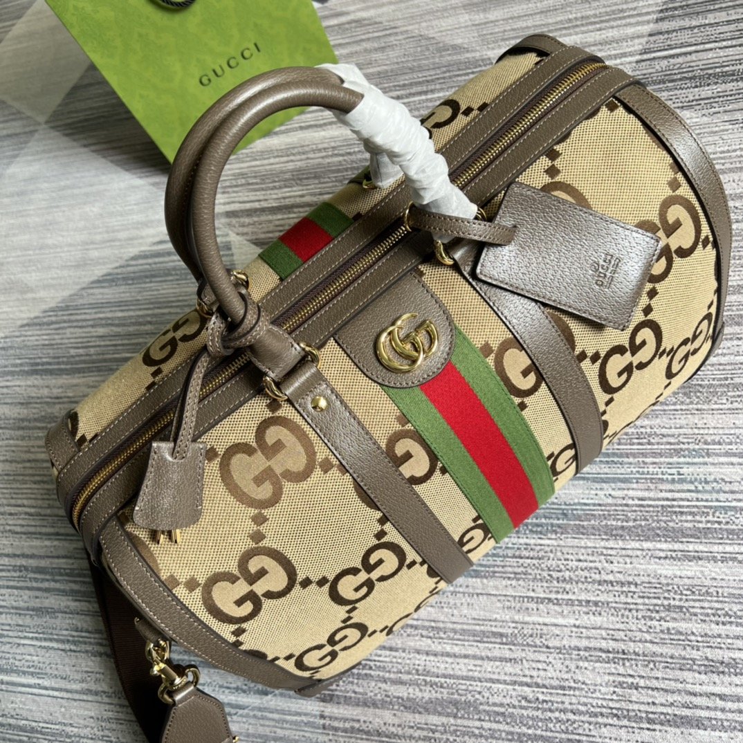 配专柜绿色礼品袋️这款旅行包采用品牌全新几季力推的双G字母交织图案Pvc制作红蓝织带搭配时尚的保龄球包造