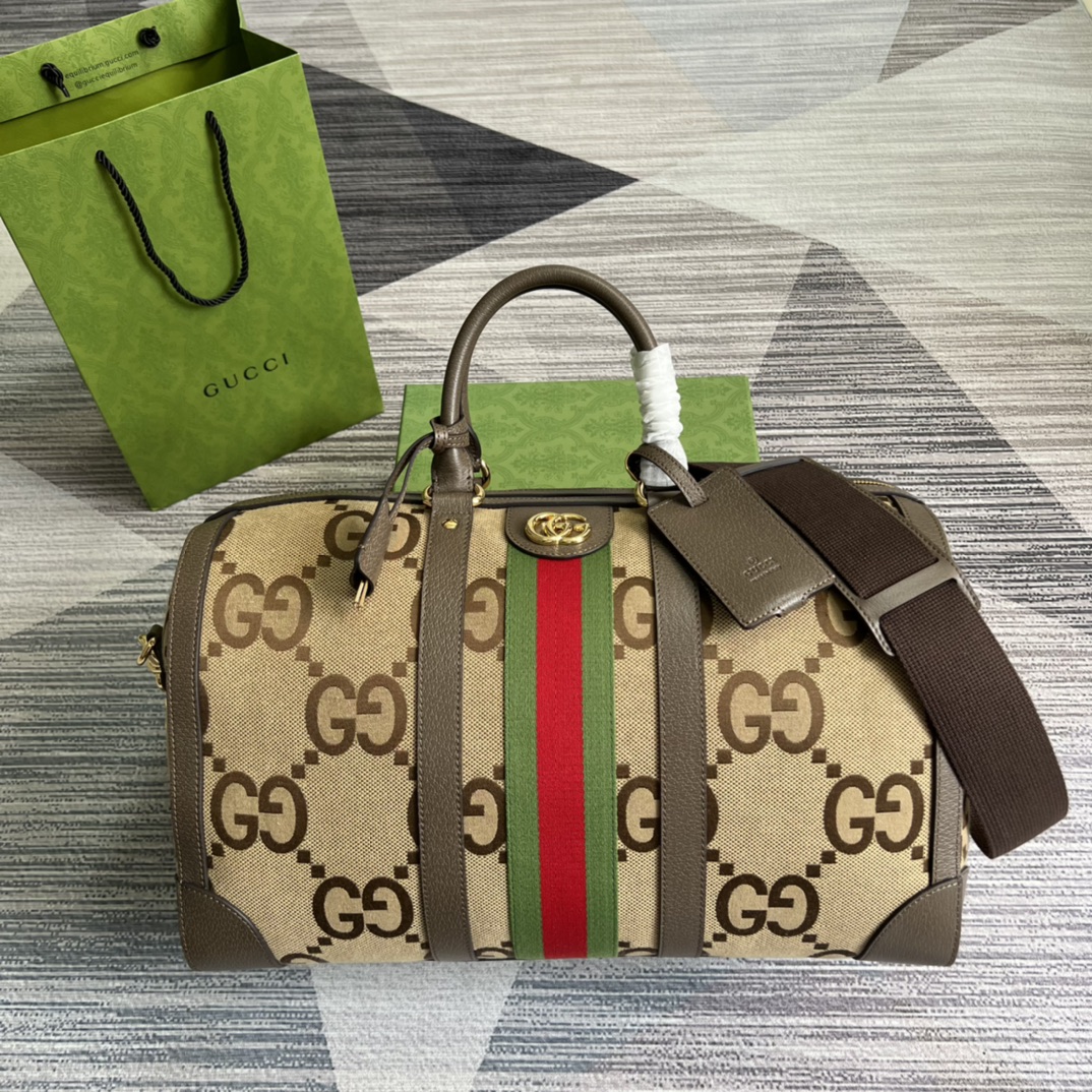 配专柜绿色礼品袋️这款旅行包采用品牌全新几季力推的双G字母交织图案Pvc制作红蓝织带搭配时尚的保龄球包造