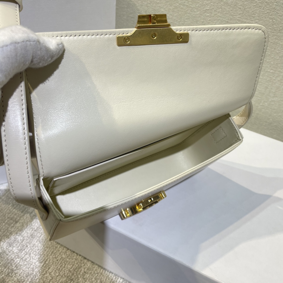 C’s new Triomphe armpit bag
2021 spring and summer limited edition, classic, high-end, simple design, no redundant suffixes, very recognizable, fashionable and versatile, it will still not go out of style after many years, and has a strong retro flavor ~
A must-have for fashionable girls~🉑(with original packaging)
Style number: 194142
Size: 20x10x4cm (shoulder straps can be adjusted photo 5