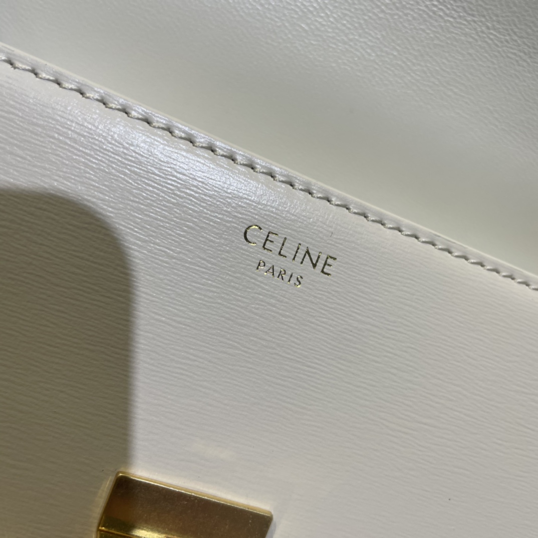 C’s new Triomphe armpit bag
2021 spring and summer limited edition, classic, high-end, simple design, no redundant suffixes, very recognizable, fashionable and versatile, it will still not go out of style after many years, and has a strong retro flavor ~
A must-have for fashionable girls~🉑(with original packaging)
Style number: 194142
Size: 20x10x4cm (shoulder straps can be adjusted photo 9