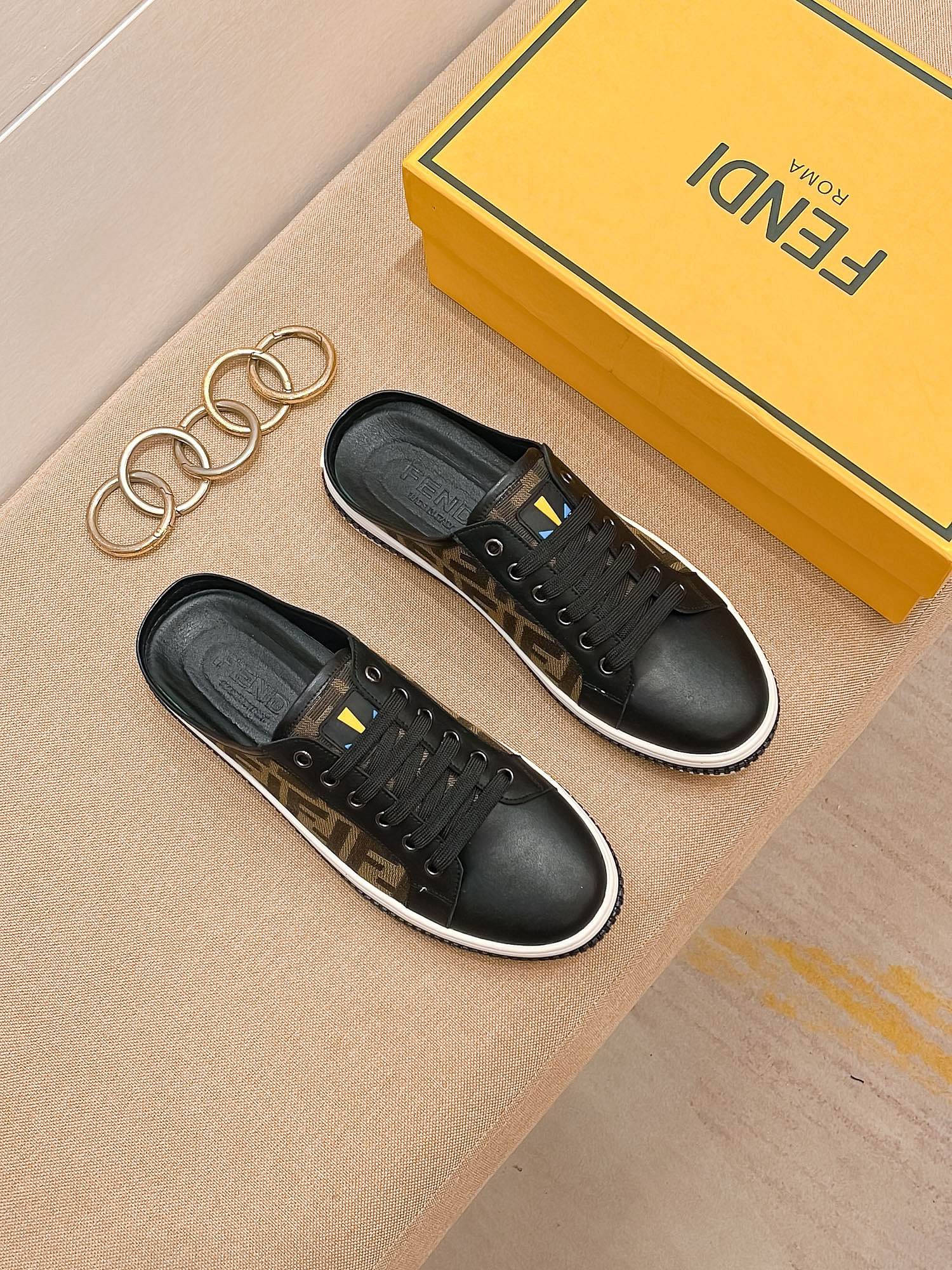 I0  Fendi 芬迪  半拖高端1:1开模定制，原版升级版大底，更轻便，防滑。市场顶级品质，时尚主打潮流，牛皮面料百搭爆款，简单不失品味，潮人必备，散发时尚休闲气息，时尚就在脚下，穿起来超级唯美, ，38-44，45可定做 2色可选