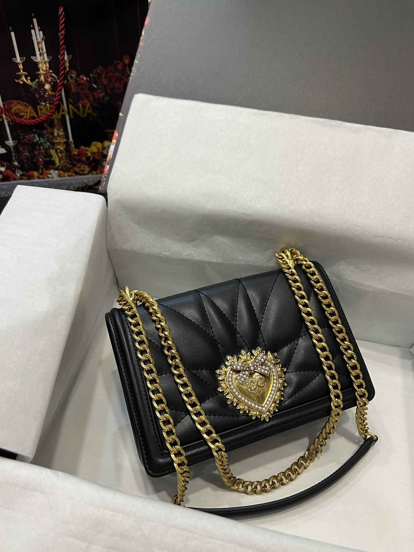 Top original Dolce&Gabbana overseas purchasing special handbag 👜 Simple and fashionable, the most popular crossbody bag Made of imported raw materials Butterfly gold-plated DG logo inlaid with pearls 👑 The front flap uses a hidden magnetic buckle to open and close Fixed electroplated ruthenium chain decoration Internal metal logo plaque size 21*14
