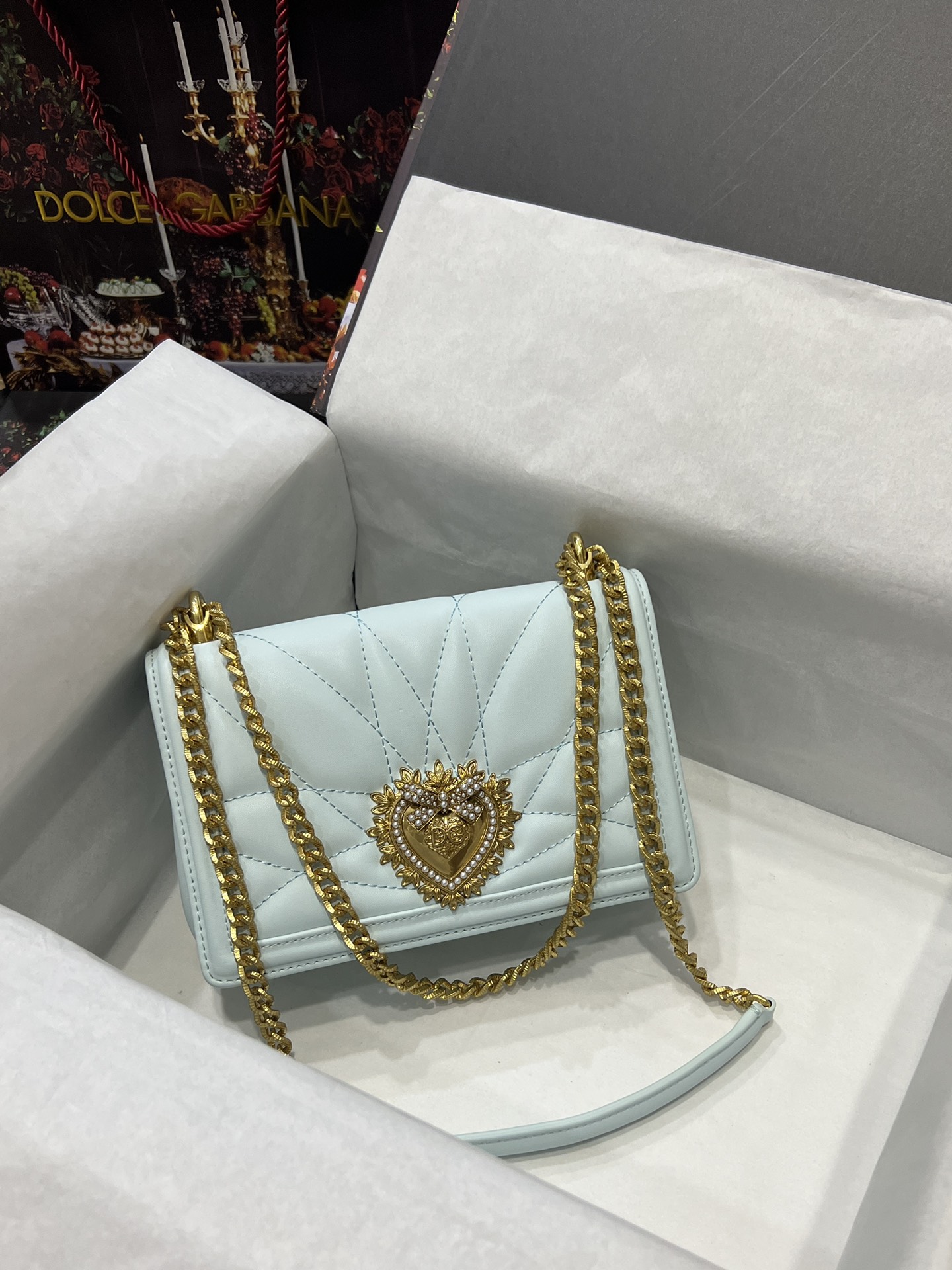 Top original Dolce&Gabbana overseas purchasing special handbag 👜 Simple and fashionable, the most popular crossbody bag Made of imported raw materials Butterfly gold-plated DG logo inlaid with pearls 👑 The front flap uses a hidden magnetic buckle to open and close Fixed electroplated ruthenium chain decoration Internal metal logo plaque size 21*14