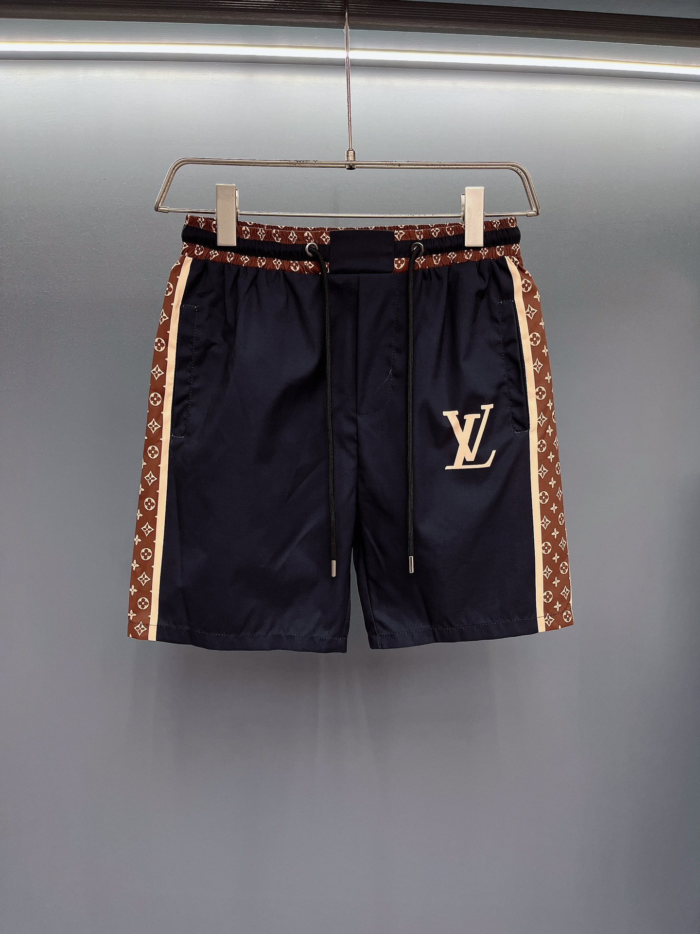 P60 #V2318 【Reposición todo el año】 LV 🔥🔥🔥 Último estilo de pantalones cortos de playa para hombre, tela fina y suav…