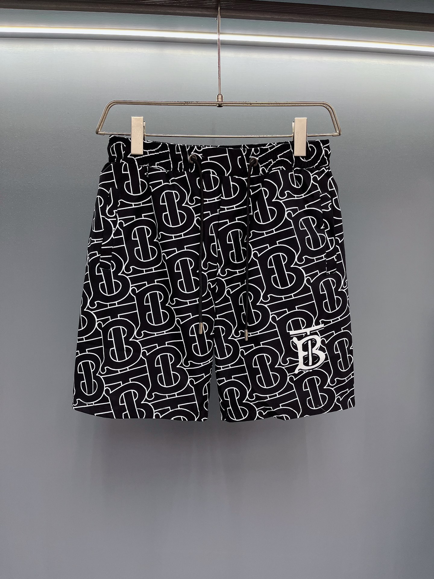 #V2328 [Reposición todo el año] Burberry 🔥🔥🔥Los últimos pantalones de playa para hombre de moda, el material es fino…