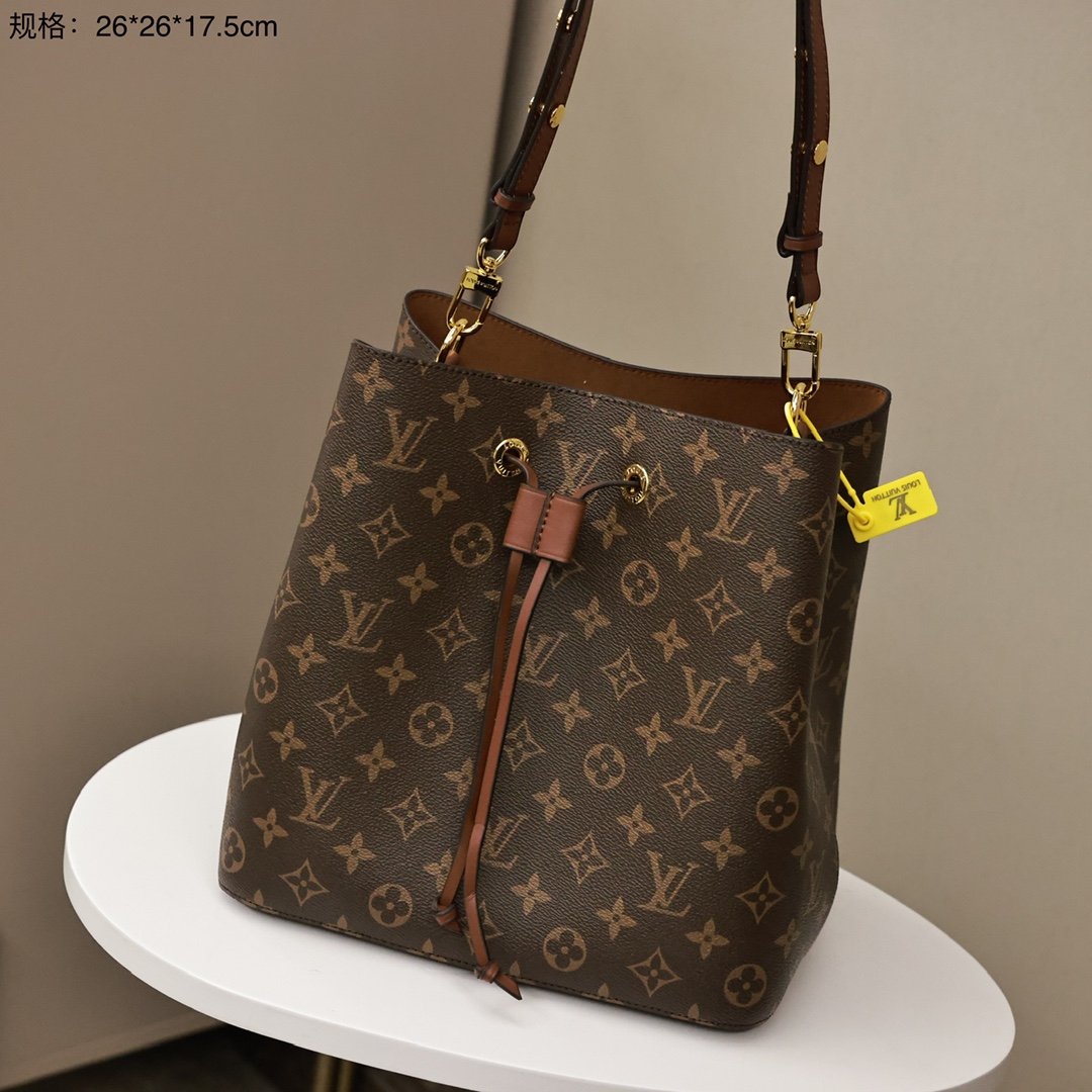 LV Noe水桶包 💰240
规格:26*26*17.5cm
诞生于1932年的 LV Noe系列是最古老的水桶包之一,这种最初为装香槟酒瓶而设计的可爱形状,直被不同的设计师演绎到现在Noe以全新的Neonoe水桶包重回大家的视野,而最最经典的老花款式.更是火爆至极.一度成为女星和时尚达人们的出街新宠。