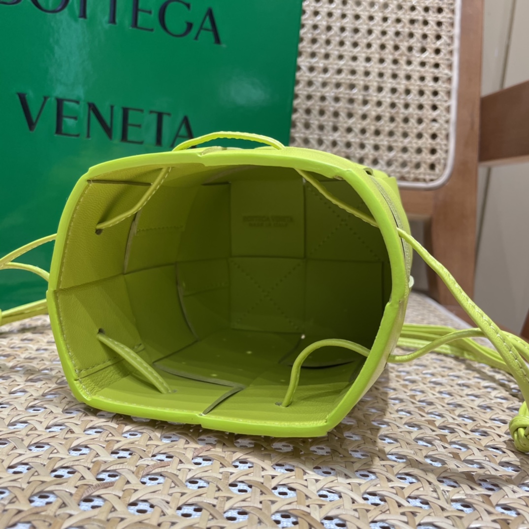 Bottega Veneta CASSETTE 14CM 编织水桶包 680217柠檬奇异果绿