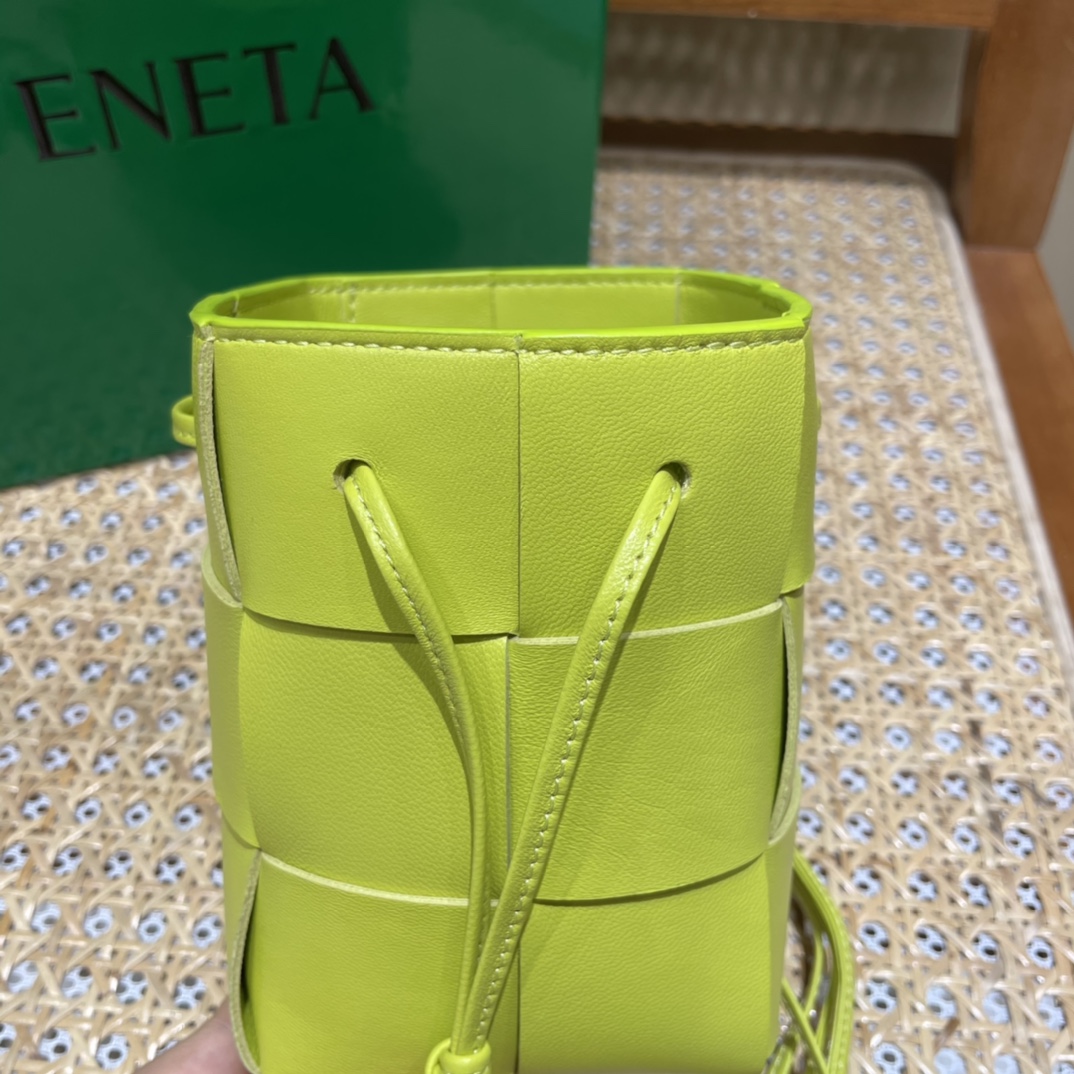 Bottega Veneta CASSETTE 14CM 编织水桶包 680217柠檬奇异果绿