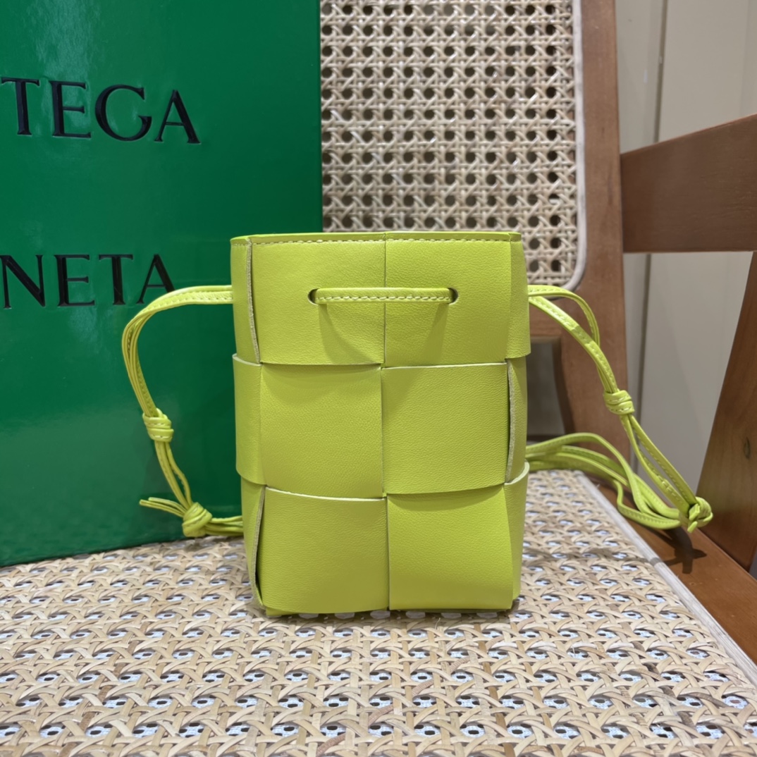 Bottega Veneta CASSETTE 14CM 编织水桶包 680217柠檬奇异果绿