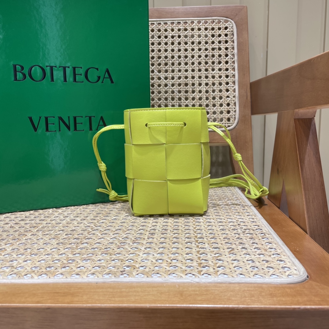 Bottega Veneta CASSETTE 14CM 编织水桶包 680217柠檬奇异果绿
