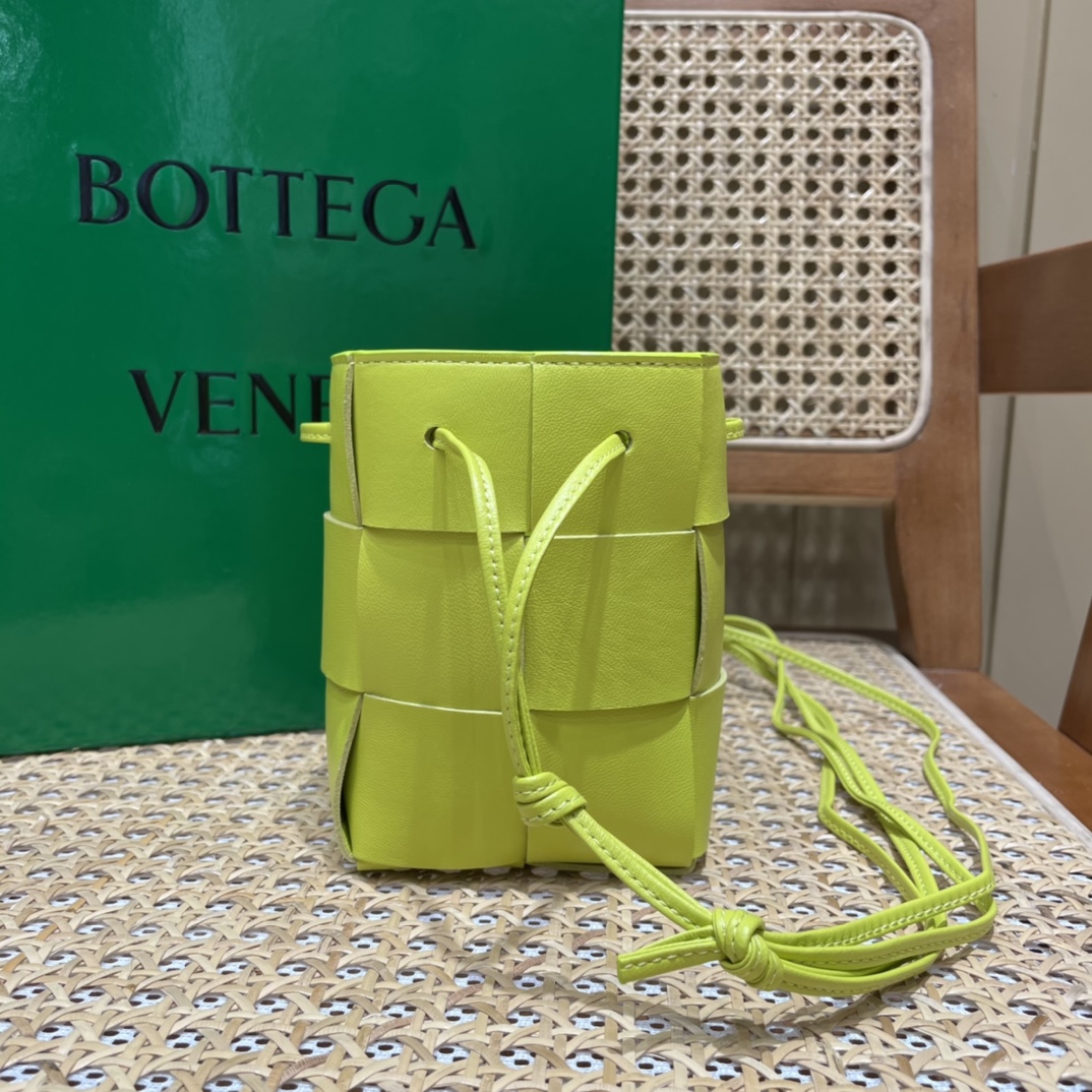Bottega Veneta CASSETTE 14CM 编织水桶包 680217柠檬奇异果绿