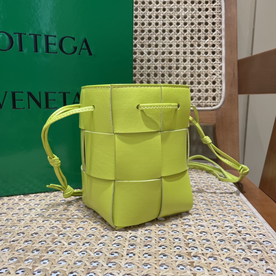 Bottega Veneta CASSETTE 14CM 编织水桶包 680217柠檬奇异果绿