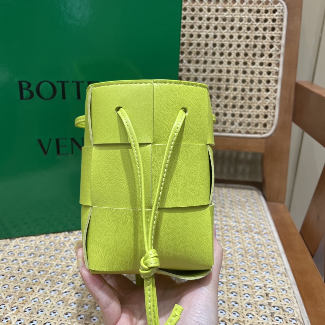 Bottega Veneta CASSETTE 14CM 编织水桶包 680217柠檬奇异果绿