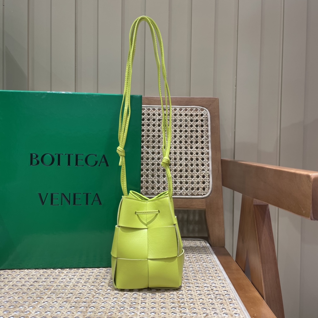 Bottega Veneta CASSETTE 14CM 编织水桶包 680217柠檬奇异果绿