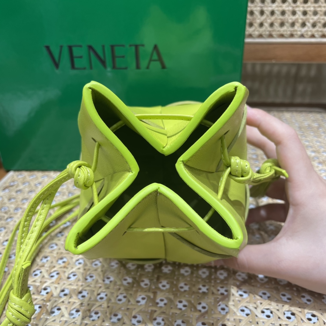 Bottega Veneta CASSETTE 14CM 编织水桶包 680217柠檬奇异果绿