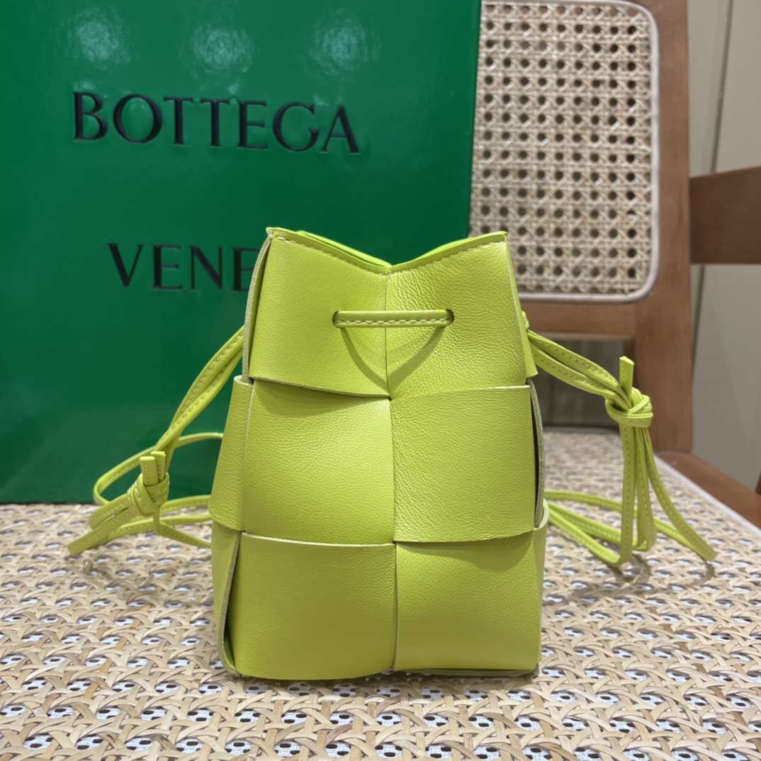 Bottega Veneta CASSETTE 14CM 编织水桶包 680217柠檬奇异果绿
