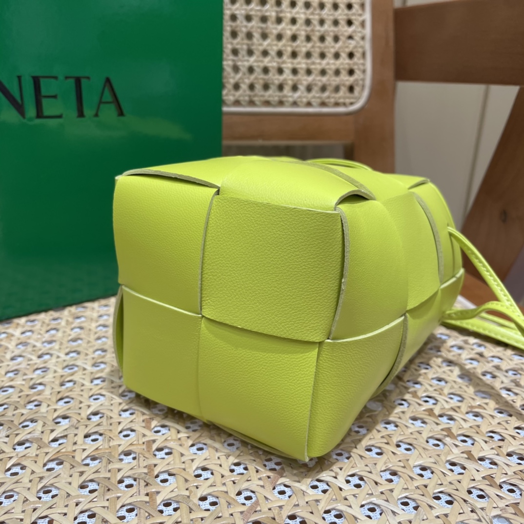 Bottega Veneta CASSETTE 14CM 编织水桶包 680217柠檬奇异果绿