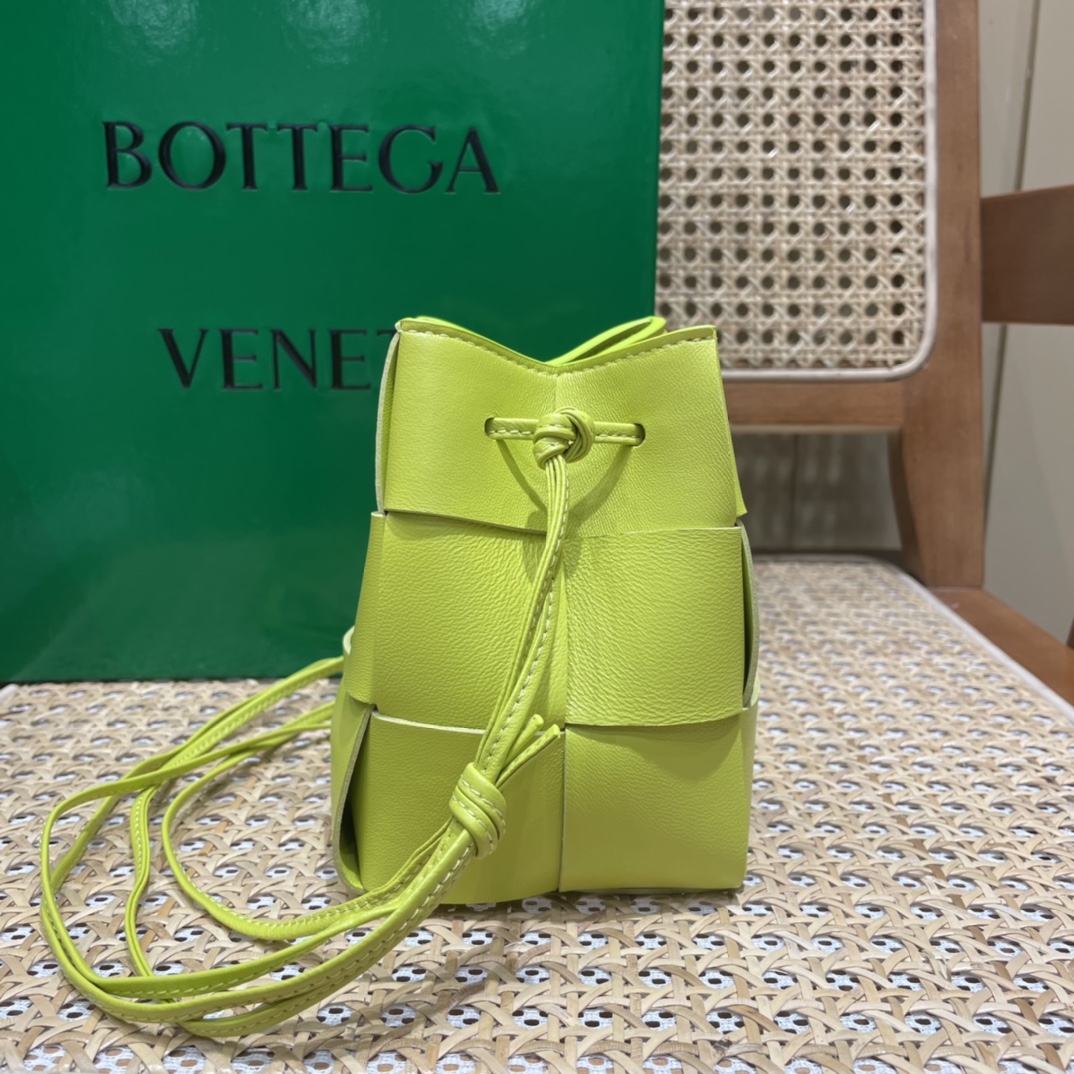 Bottega Veneta CASSETTE 14CM 编织水桶包 680217柠檬奇异果绿