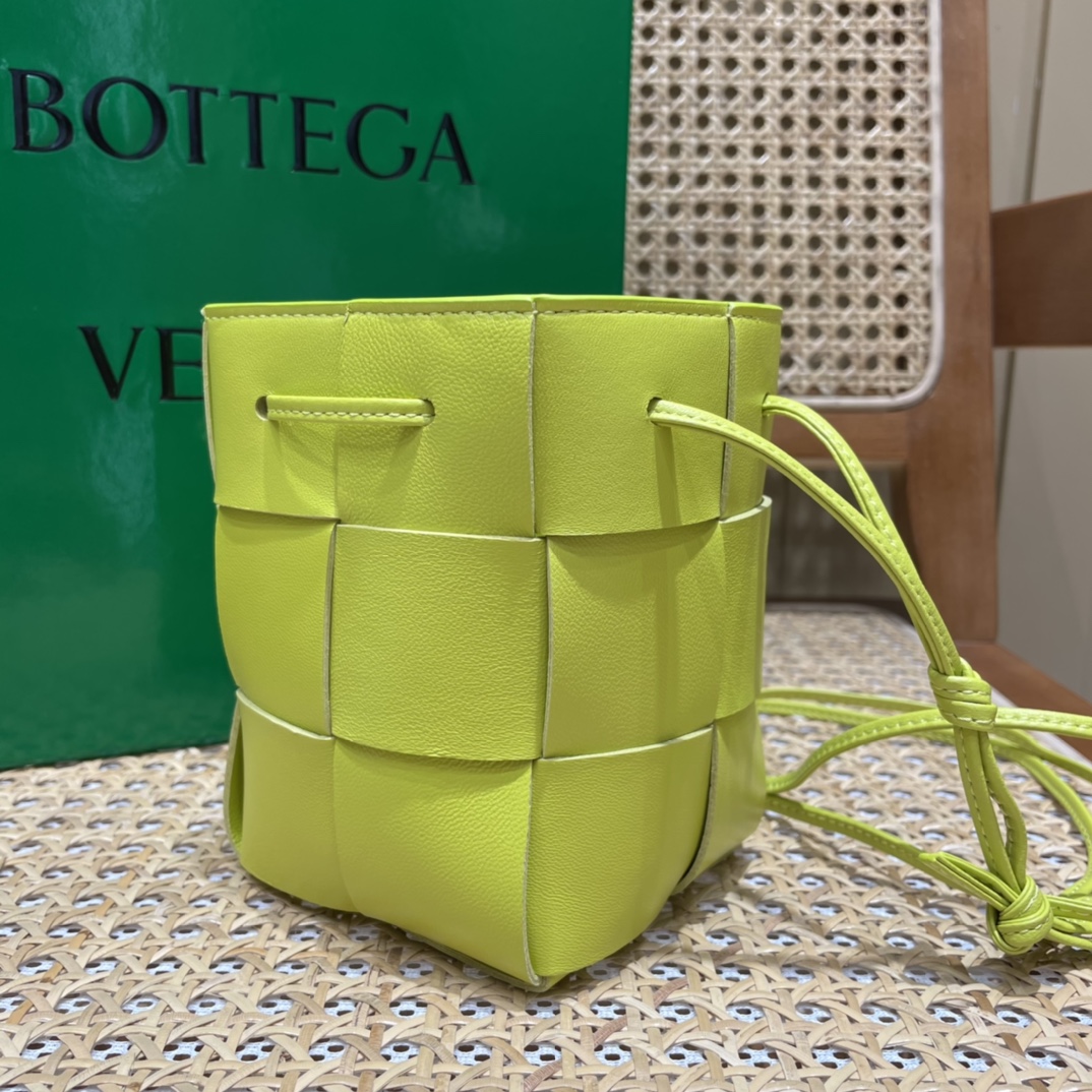 Bottega Veneta CASSETTE 14CM 编织水桶包 680217柠檬奇异果绿