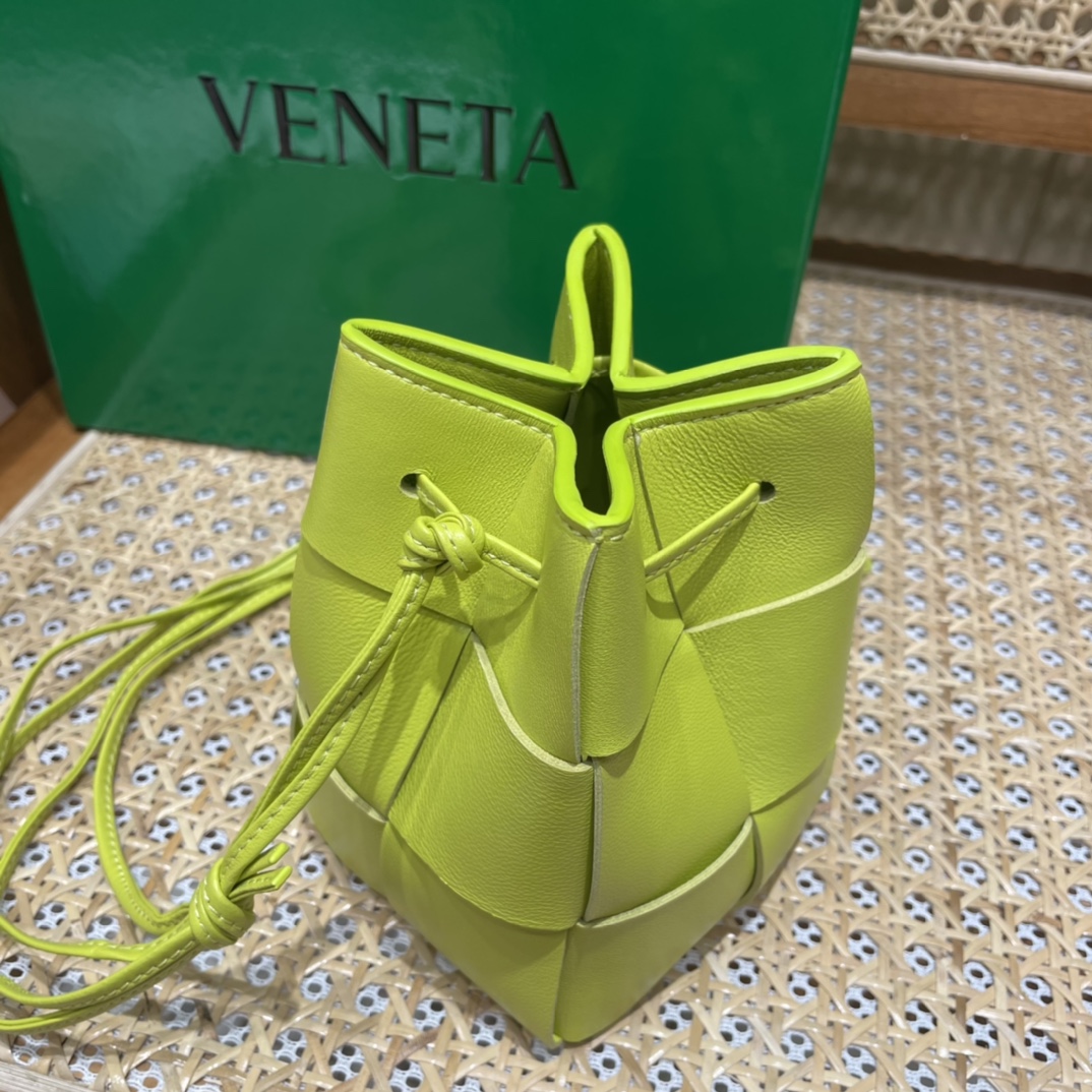 Bottega Veneta CASSETTE 14CM 编织水桶包 680217柠檬奇异果绿