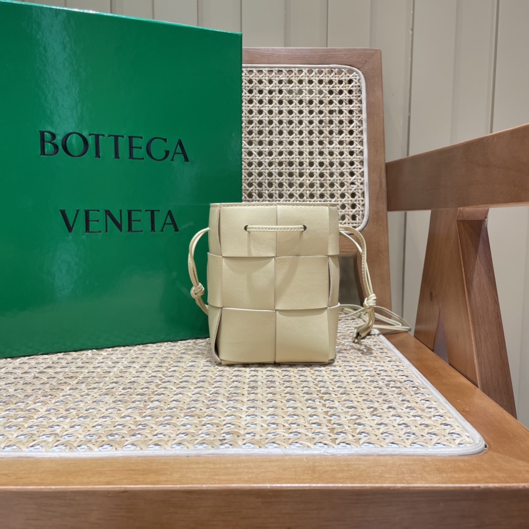 Bottega Veneta CASSETTE 14CM 编织水桶包 680217燕麦色