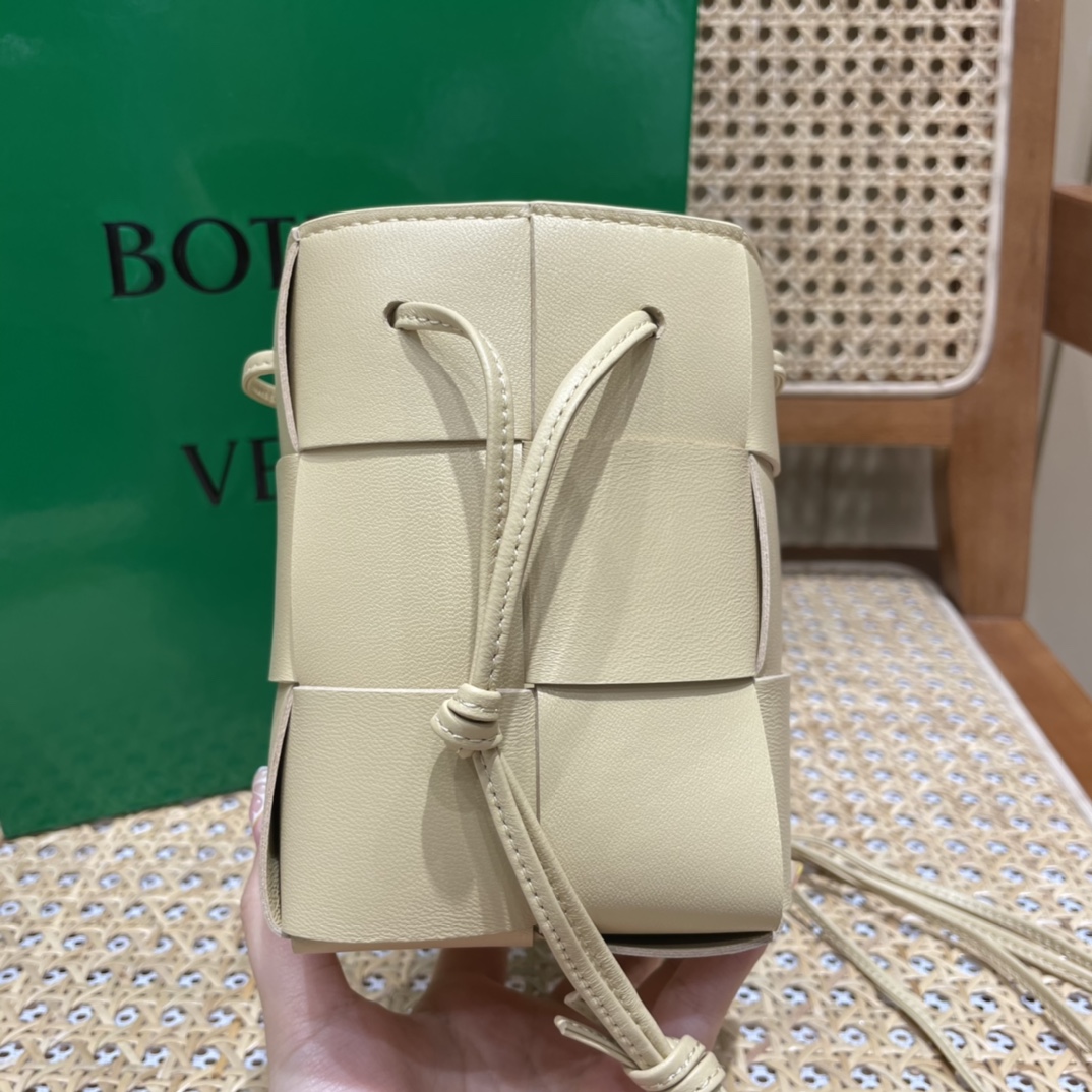 Bottega Veneta CASSETTE 14CM 编织水桶包 680217燕麦色