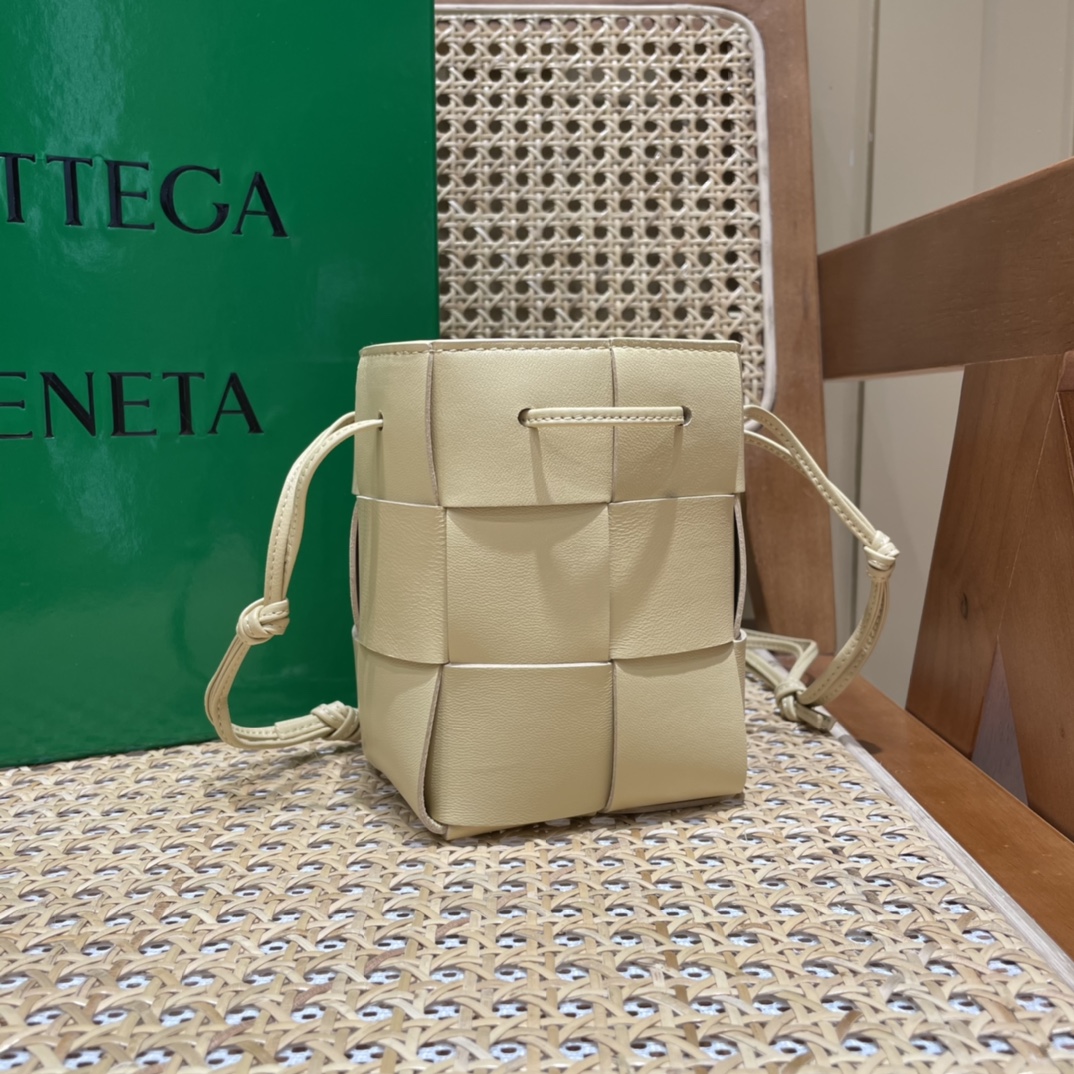 Bottega Veneta CASSETTE 14CM 编织水桶包 680217燕麦色