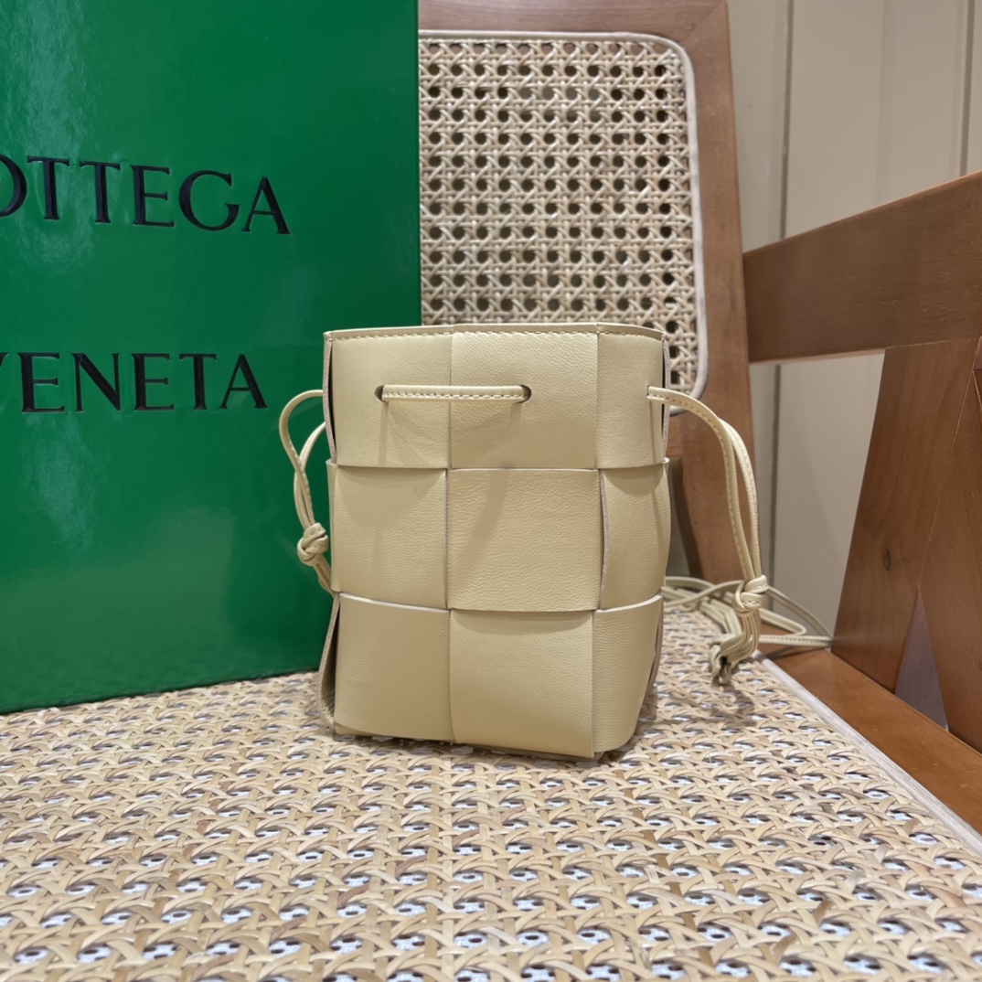 Bottega Veneta CASSETTE 14CM 编织水桶包 680217燕麦色