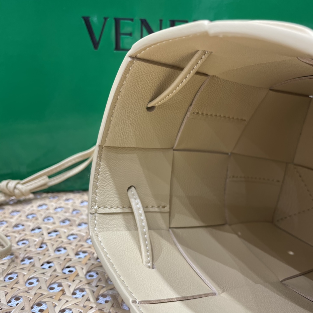 Bottega Veneta CASSETTE 14CM 编织水桶包 680217燕麦色
