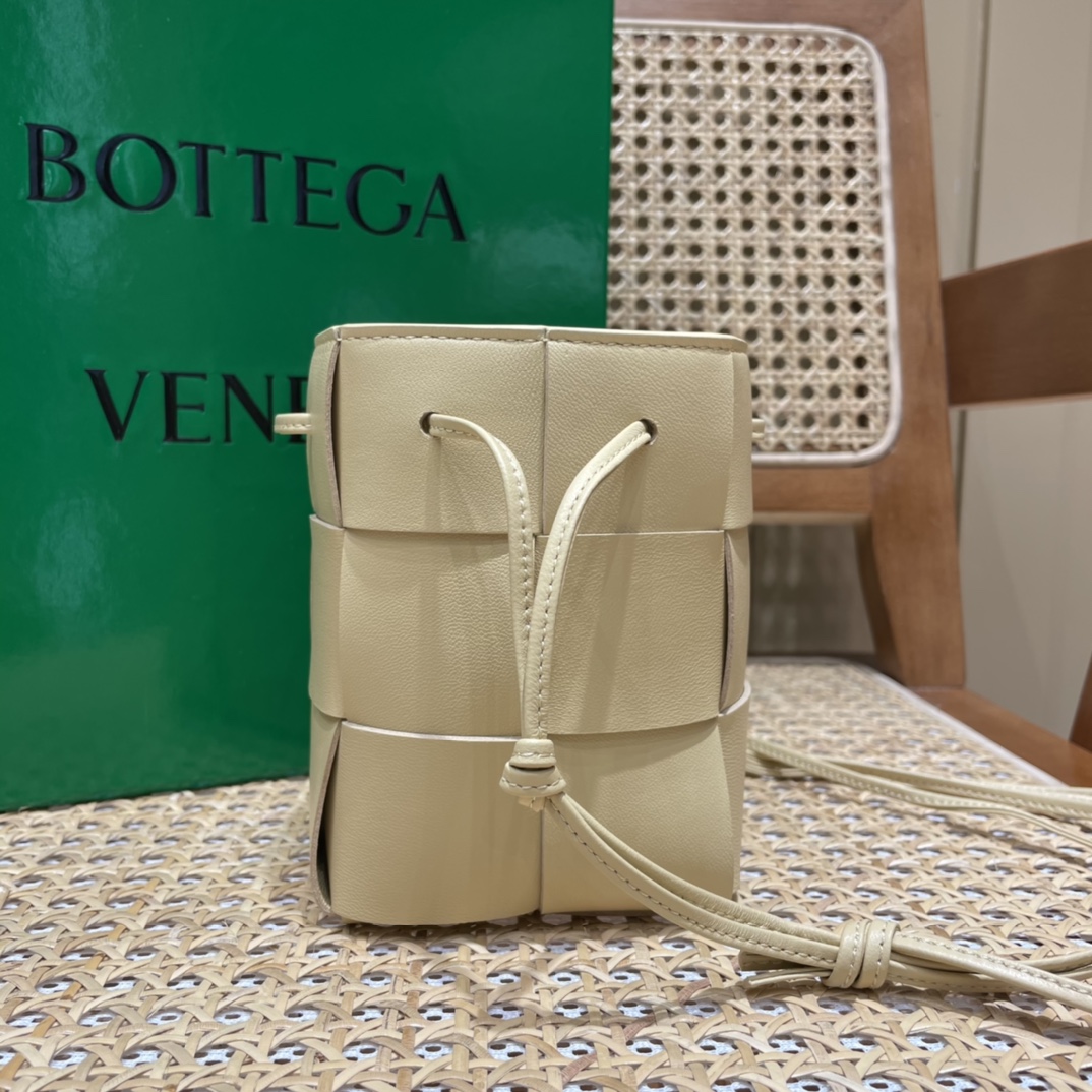 Bottega Veneta CASSETTE 14CM 编织水桶包 680217燕麦色